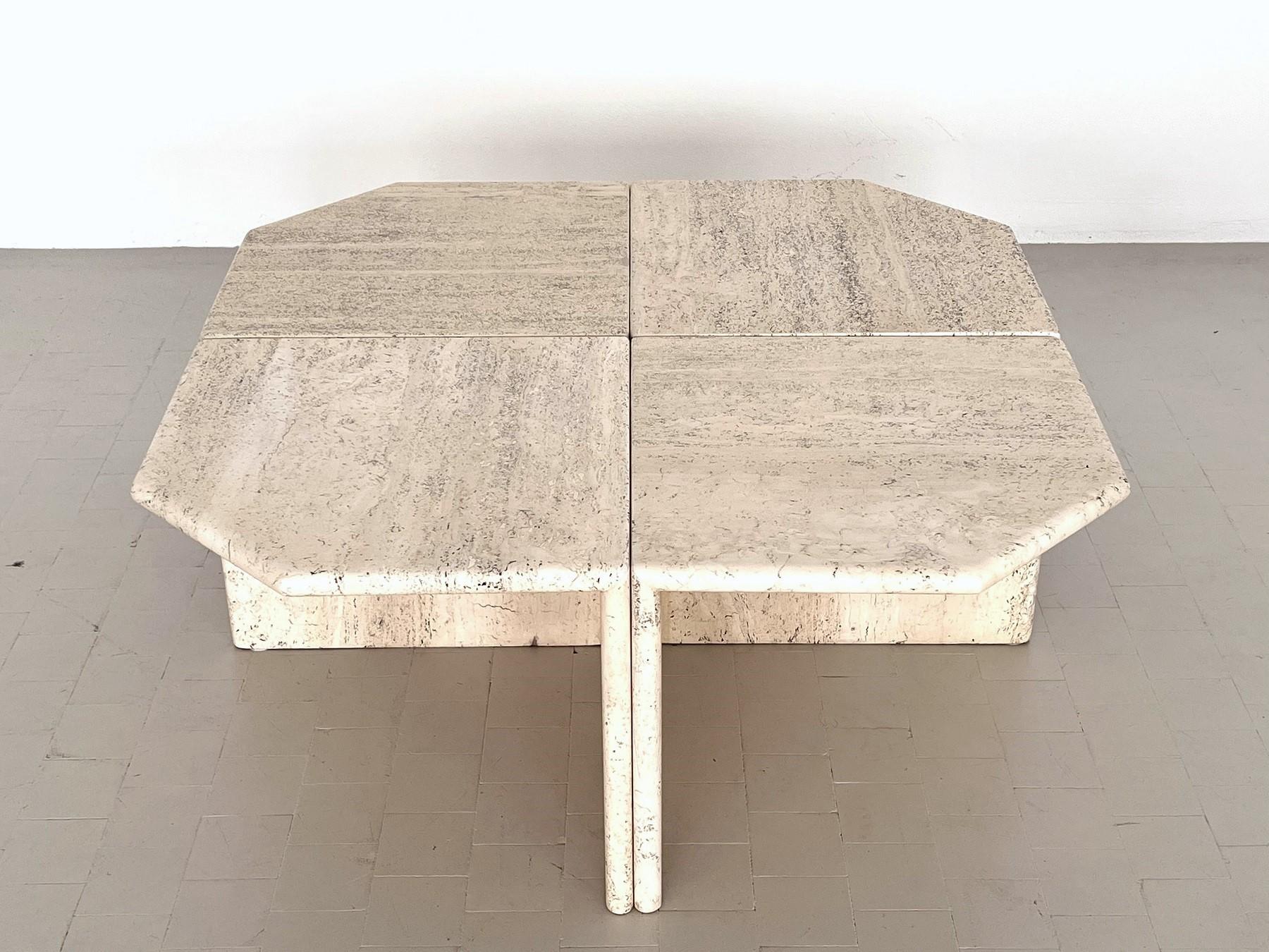 Mid-Century Modern Table basse sectionnelle italienne du milieu du siècle en marbre travertin, composée de quatre pièces, 1970