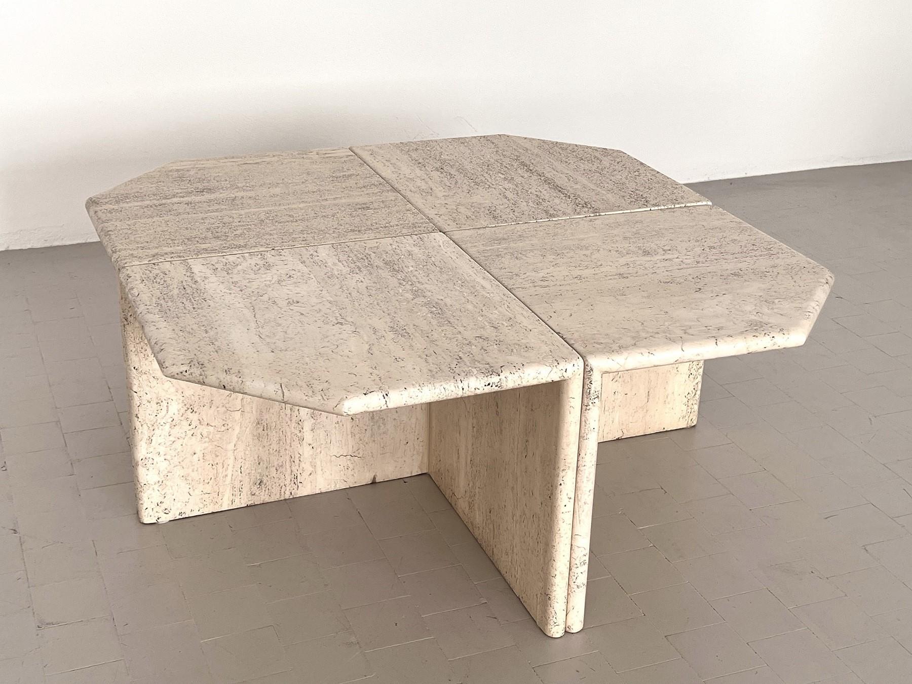 Fait main Table basse sectionnelle italienne du milieu du siècle en marbre travertin, composée de quatre pièces, 1970