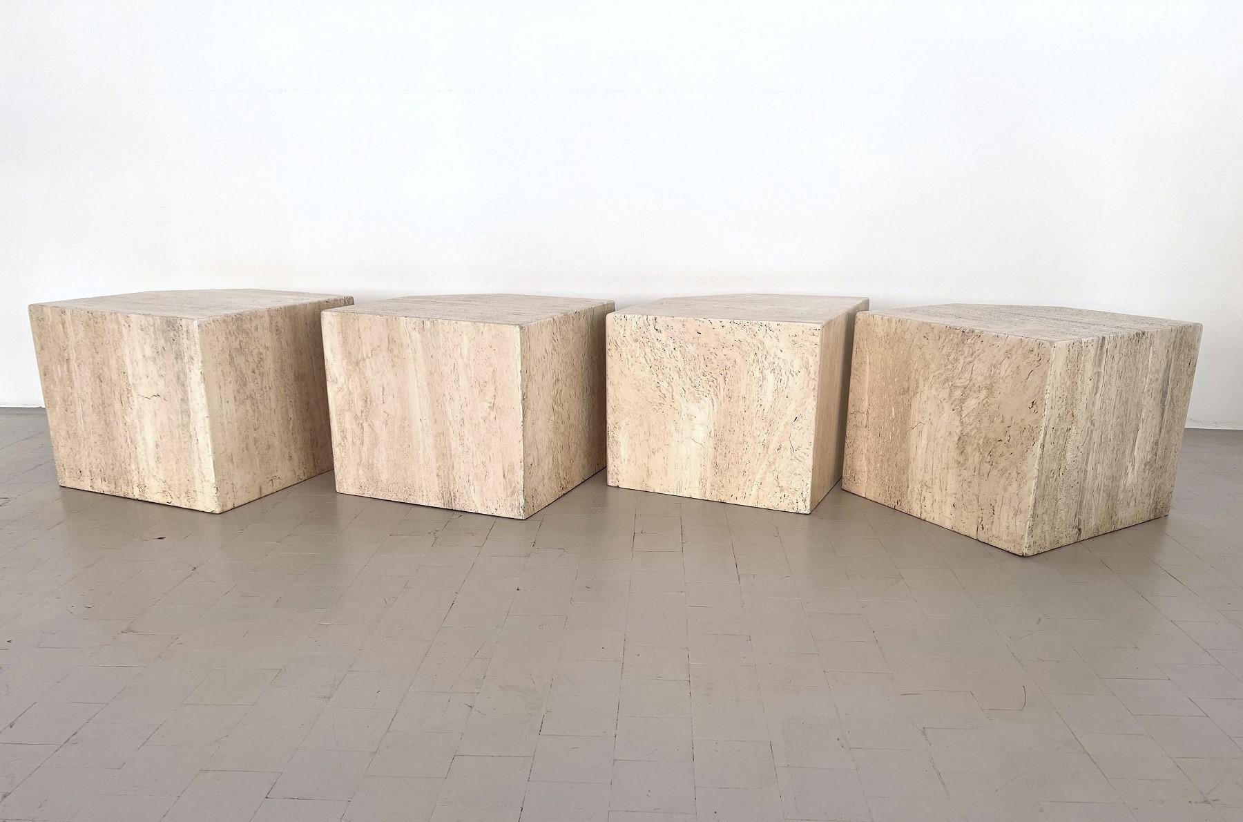 Table basse sectionnelle italienne du milieu du siècle en marbre travertin, composée de quatre pièces, 1970 1