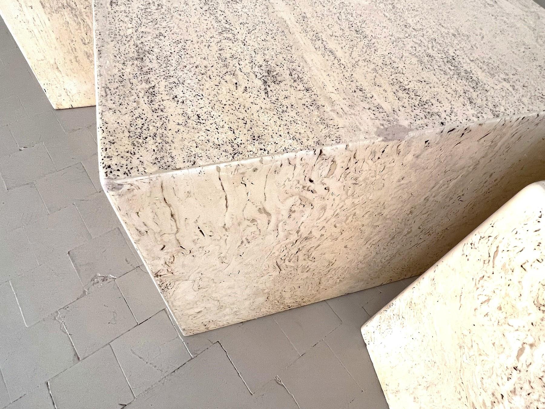 Table basse sectionnelle italienne du milieu du siècle en marbre travertin, composée de quatre pièces, 1970 2
