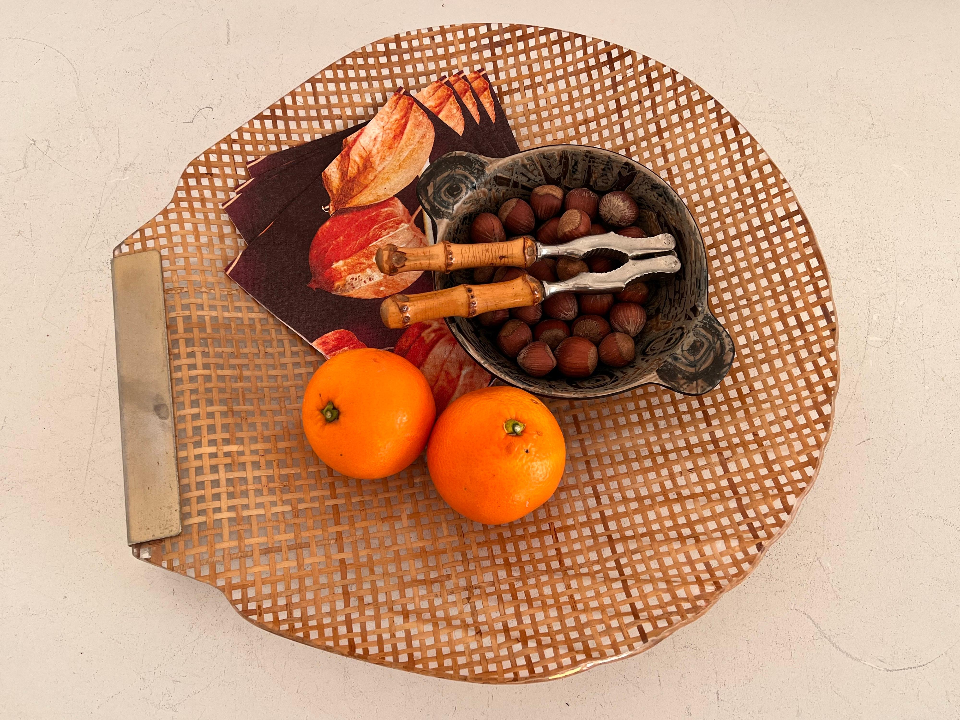 Italian MidCentury Serving Tray in Lucite, Rattan and Brass in Shell Shape, 1970 For Sale 6
