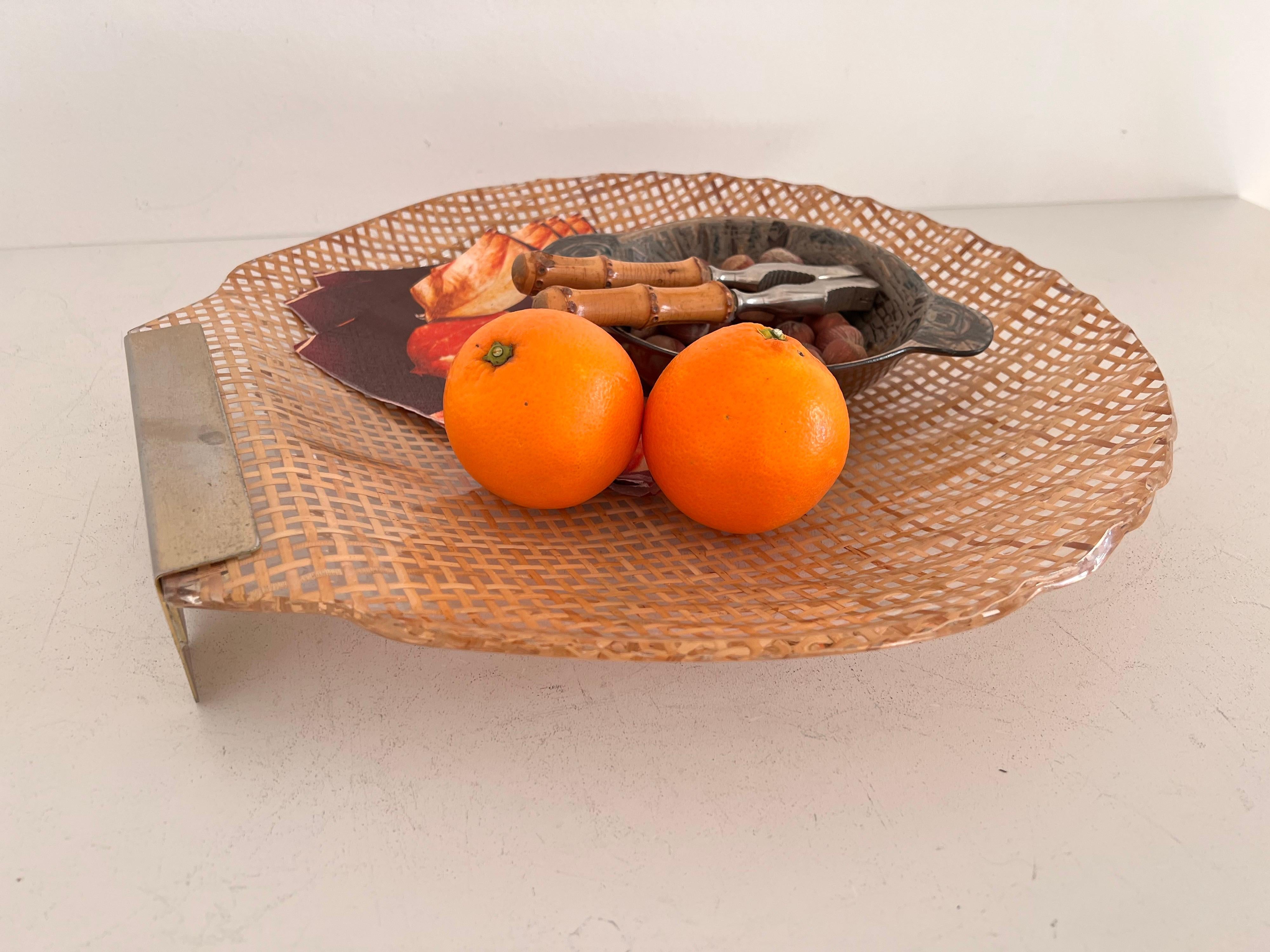 Italian MidCentury Serving Tray in Lucite, Rattan and Brass in Shell Shape, 1970 For Sale 7