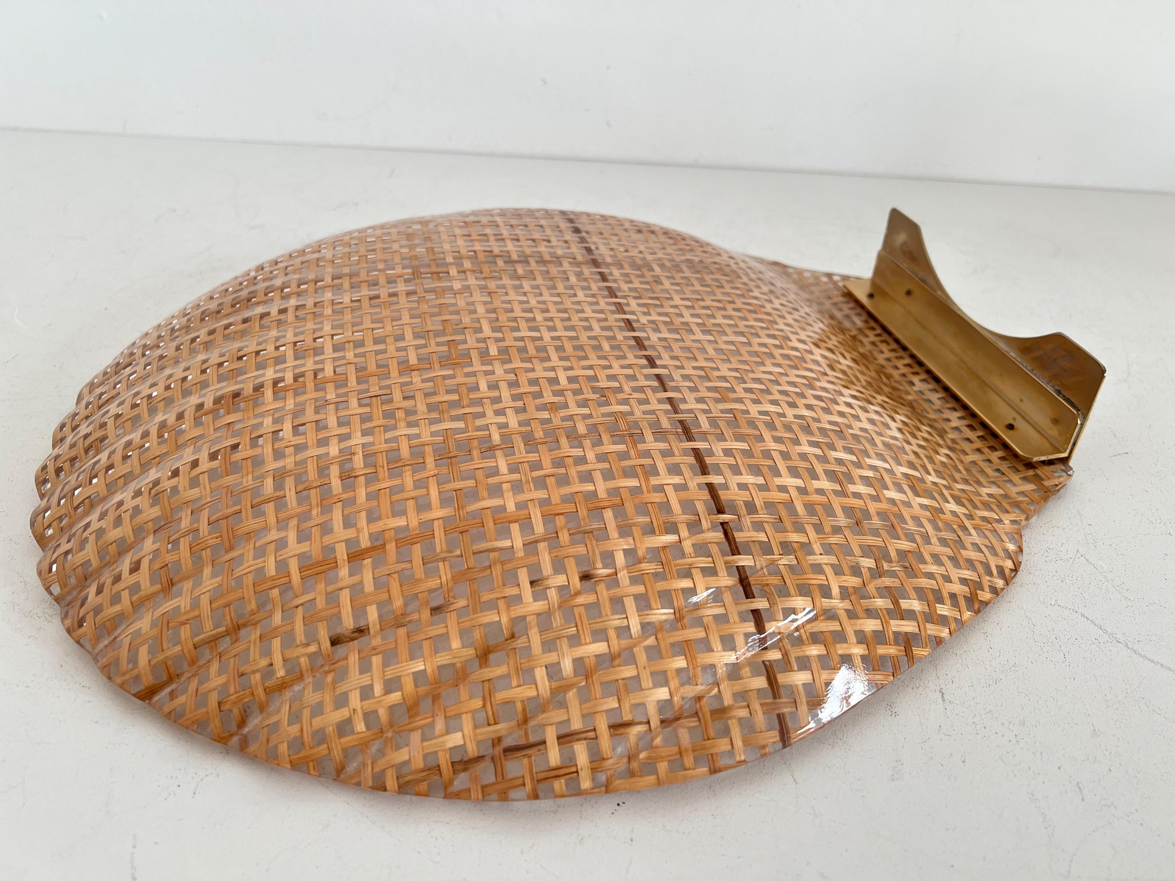 Italian MidCentury Serving Tray in Lucite, Rattan and Brass in Shell Shape, 1970 For Sale 8