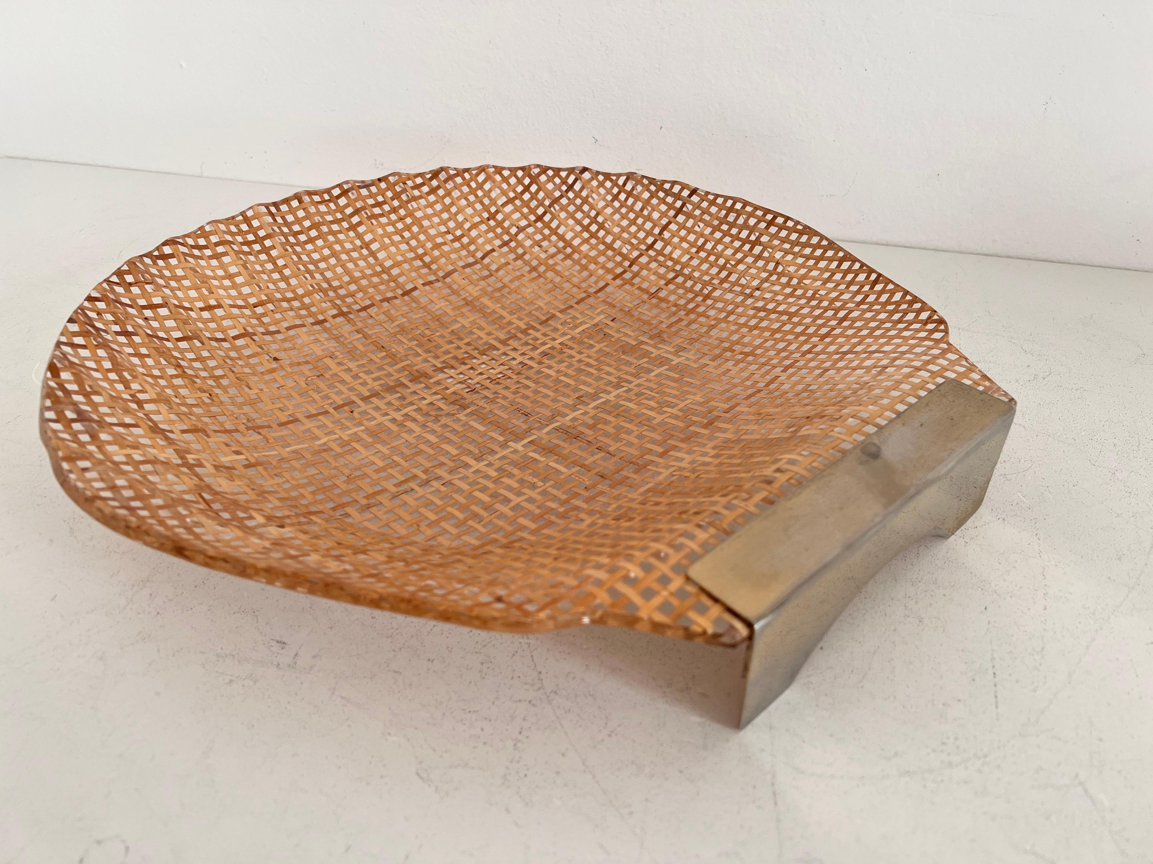 Italian MidCentury Serving Tray in Lucite, Rattan and Brass in Shell Shape, 1970 For Sale 9