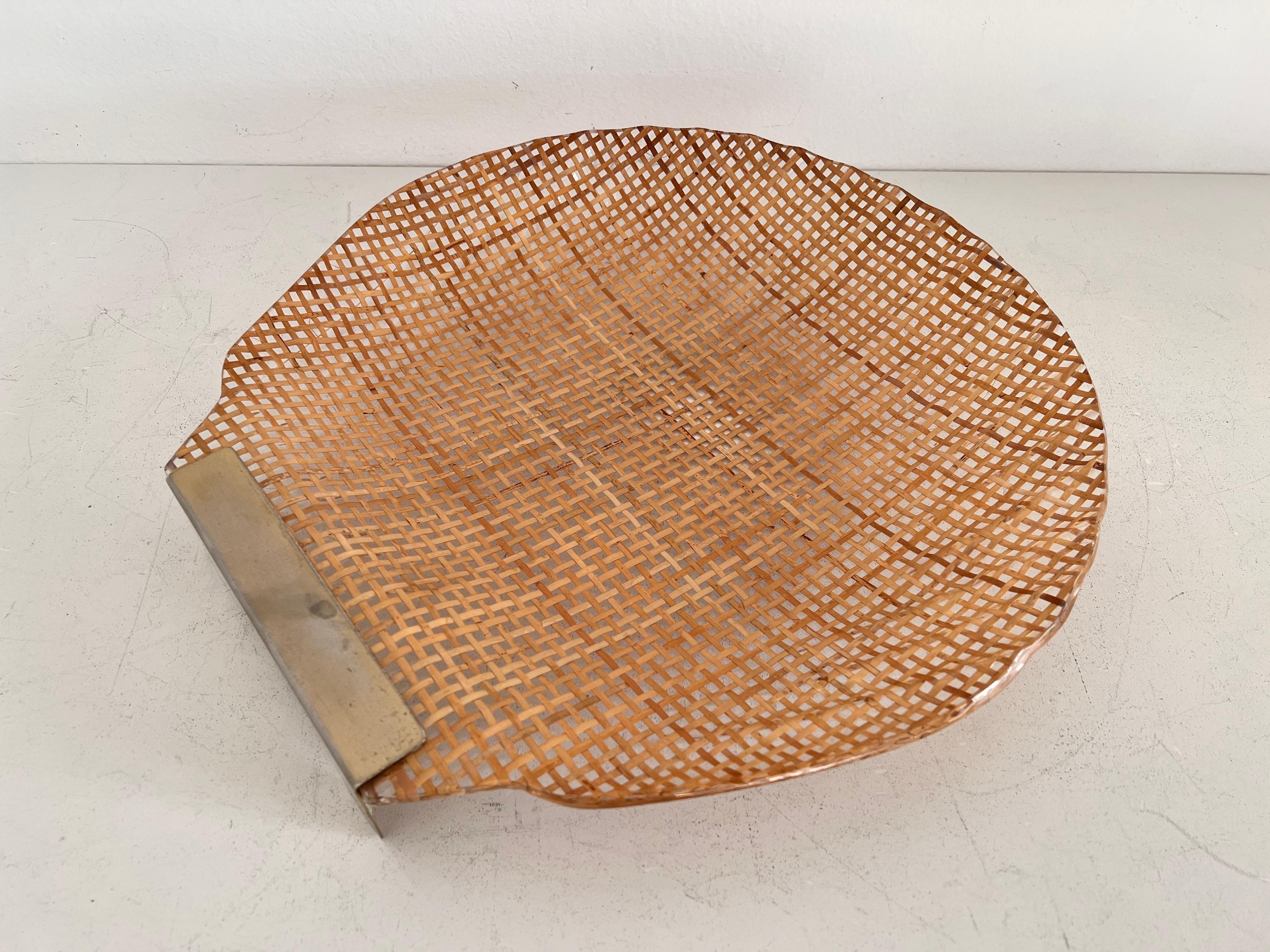 Italian MidCentury Serving Tray in Lucite, Rattan and Brass in Shell Shape, 1970 For Sale 10
