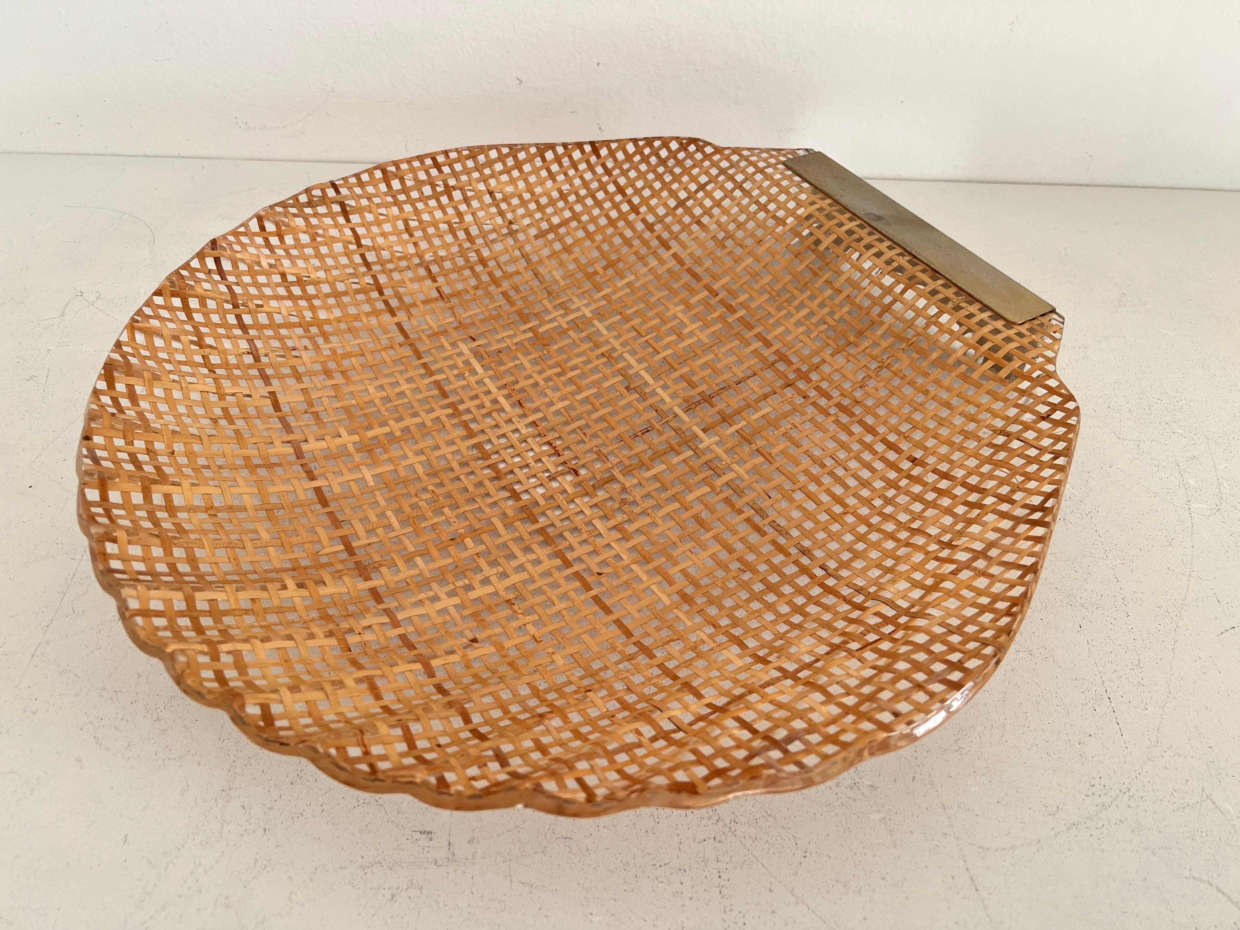 Italian MidCentury Serving Tray in Lucite, Rattan and Brass in Shell Shape, 1970 For Sale 12