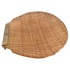 Panier de plateaux de service italien du milieu du siècle dernier en Lucite, rotin et laiton, 1970