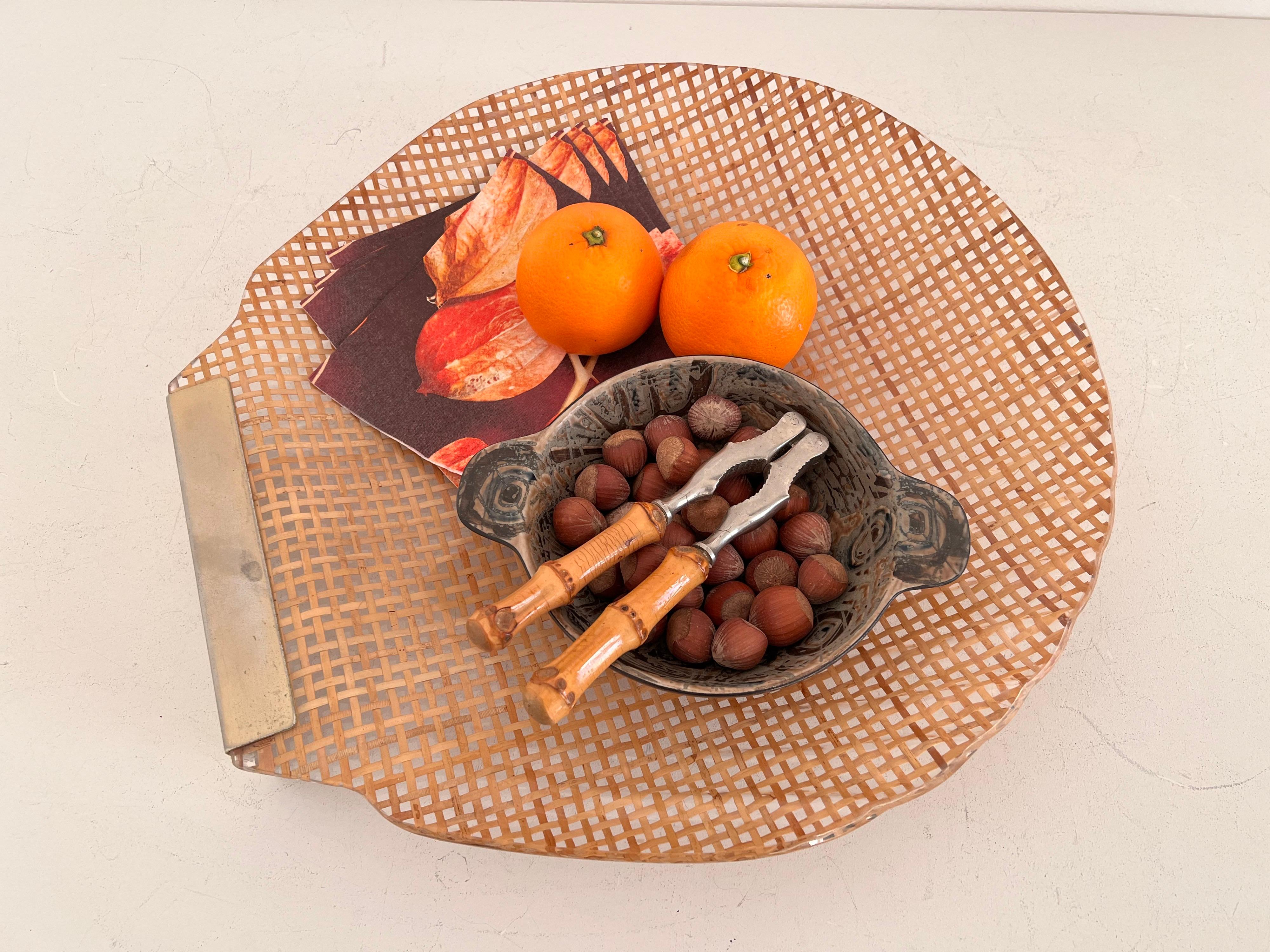 Mid-Century Modern Italian MidCentury Serving Tray in Lucite, Rattan and Brass in Shell Shape, 1970 For Sale