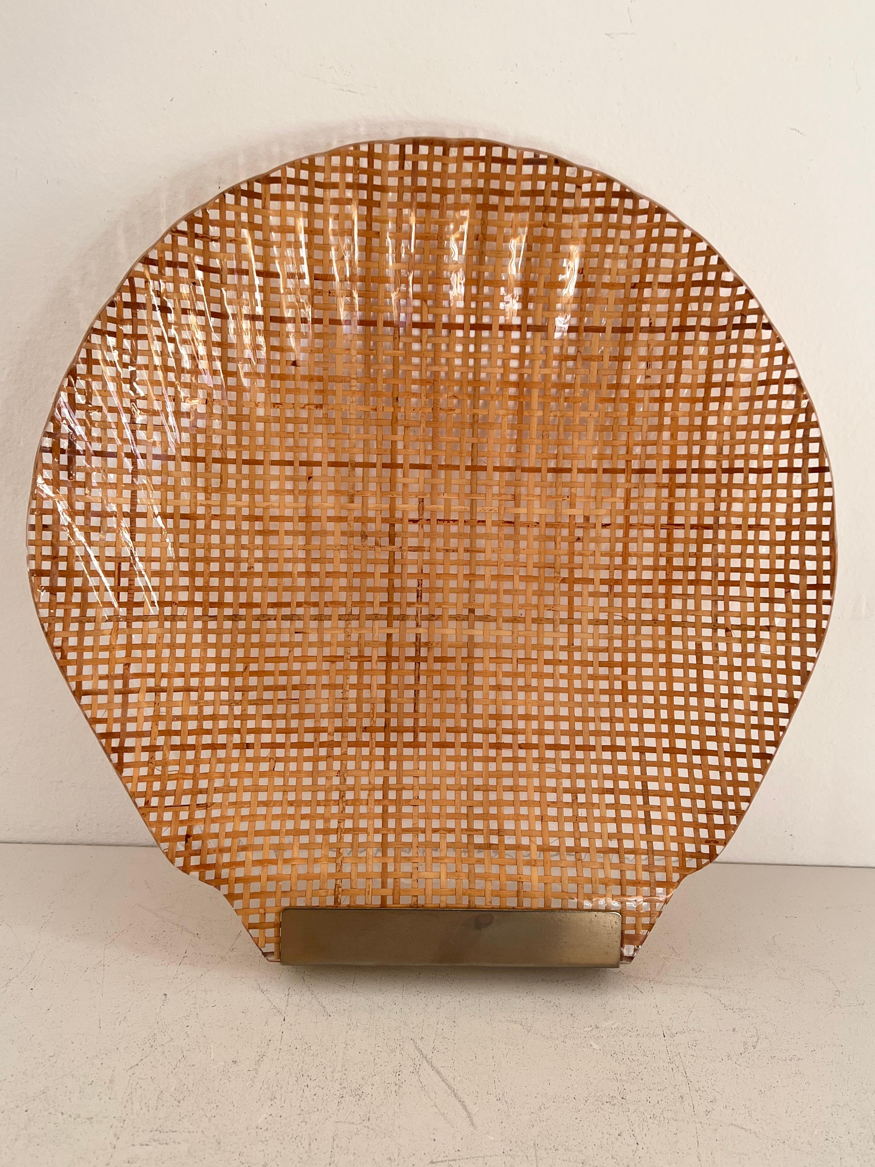Italian MidCentury Serving Tray in Lucite, Rattan and Brass in Shell Shape, 1970 In Good Condition For Sale In Morazzone, Varese