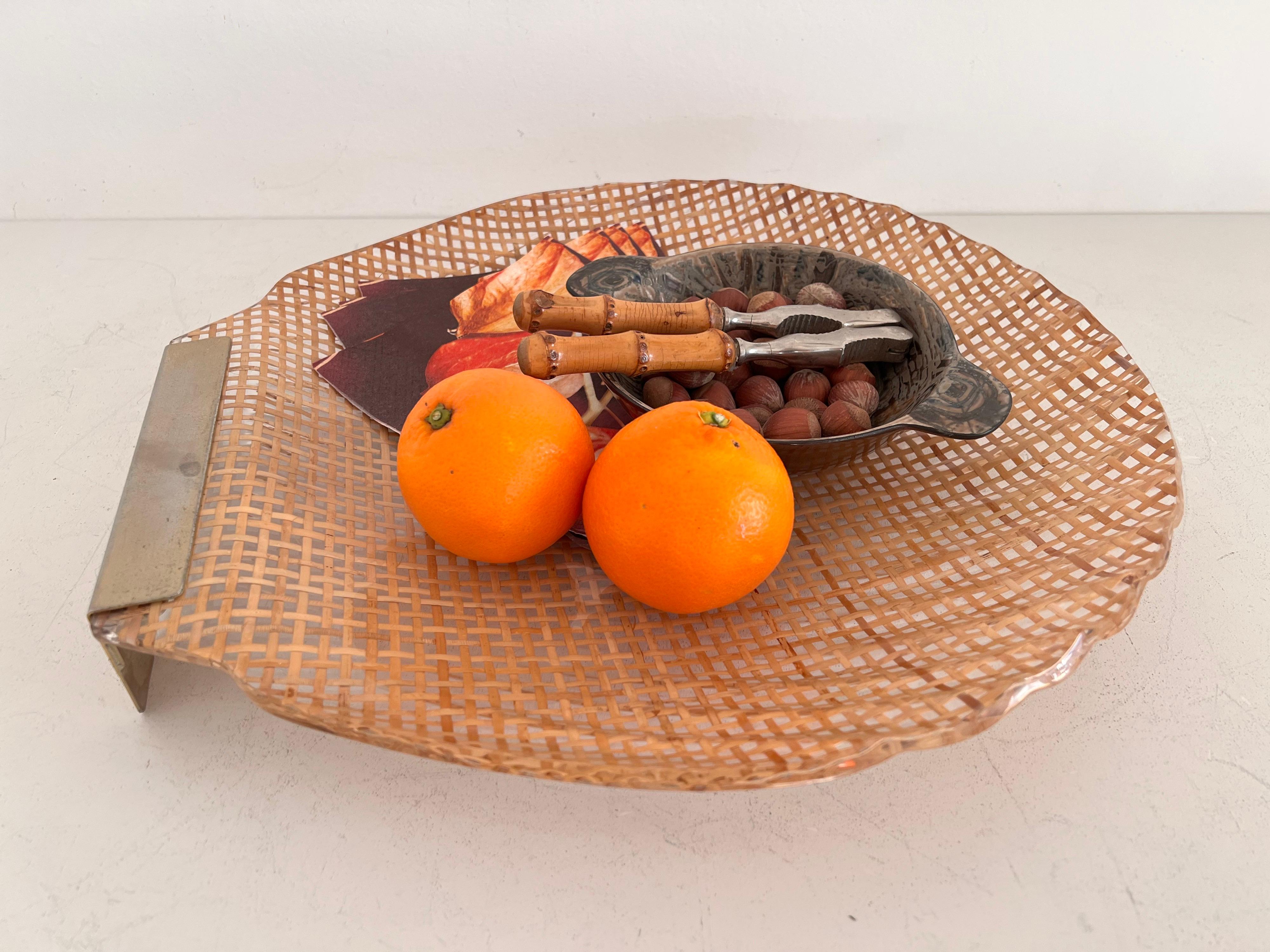Late 20th Century Italian MidCentury Serving Tray in Lucite, Rattan and Brass in Shell Shape, 1970 For Sale