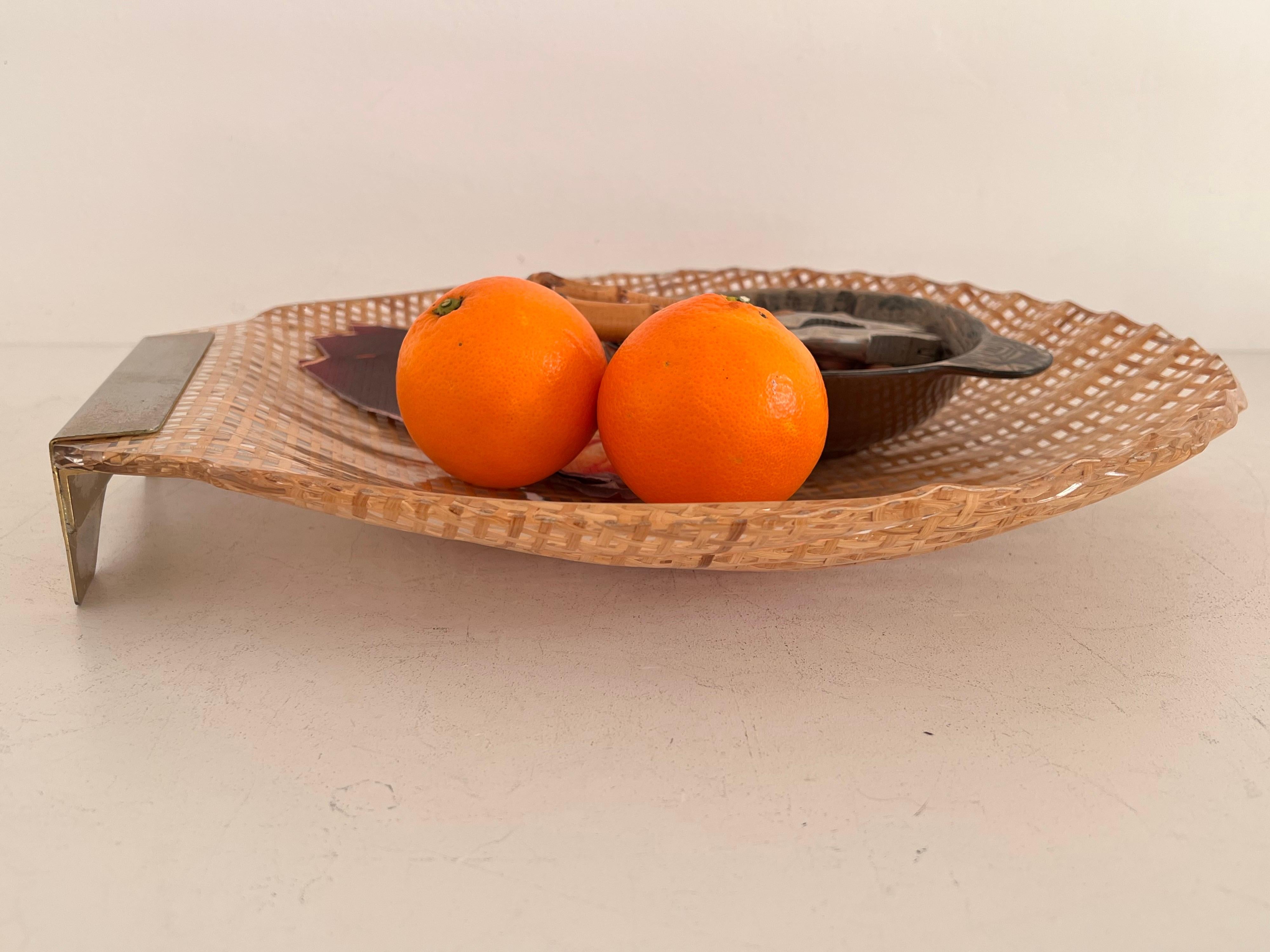 Italian MidCentury Serving Tray in Lucite, Rattan and Brass in Shell Shape, 1970 For Sale 1