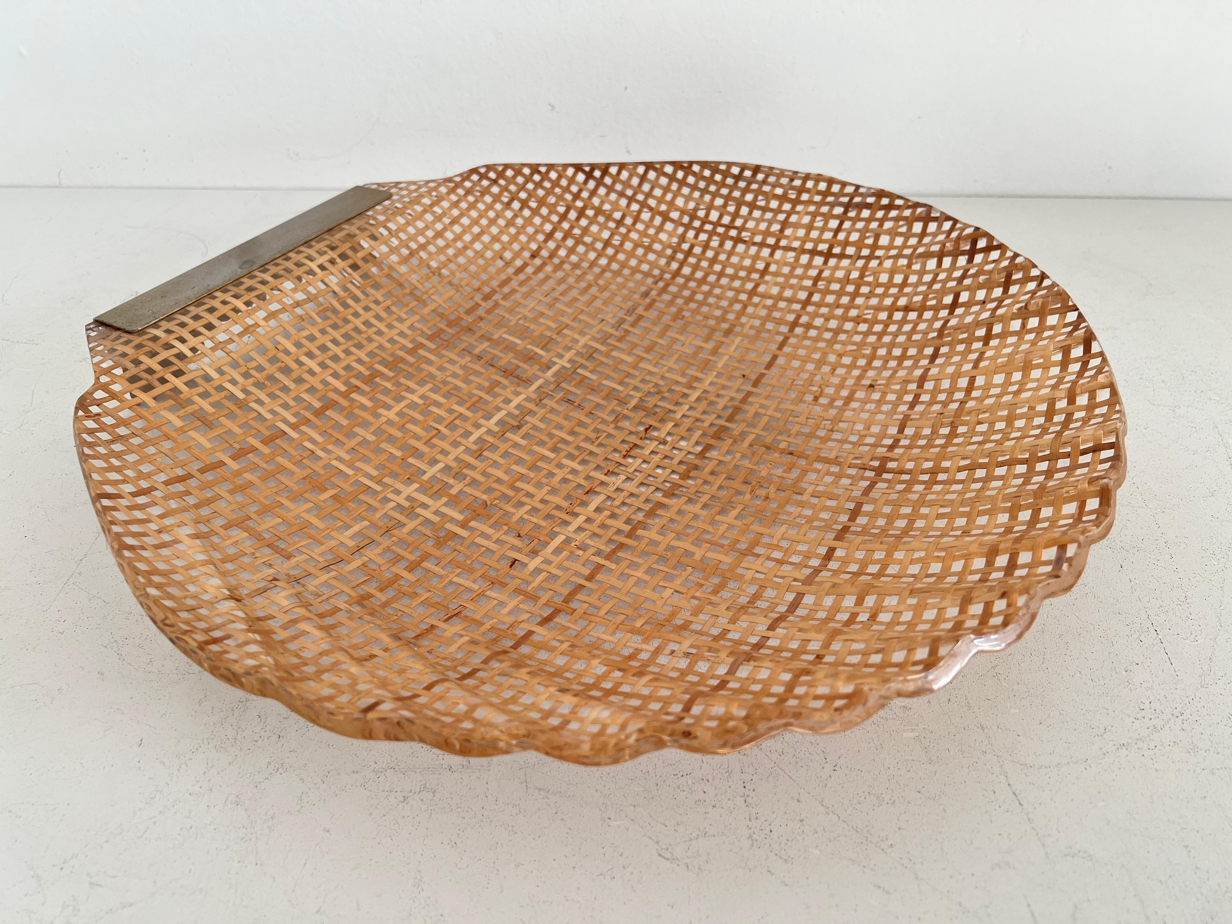 Italian MidCentury Serving Tray in Lucite, Rattan and Brass in Shell Shape, 1970 For Sale 3