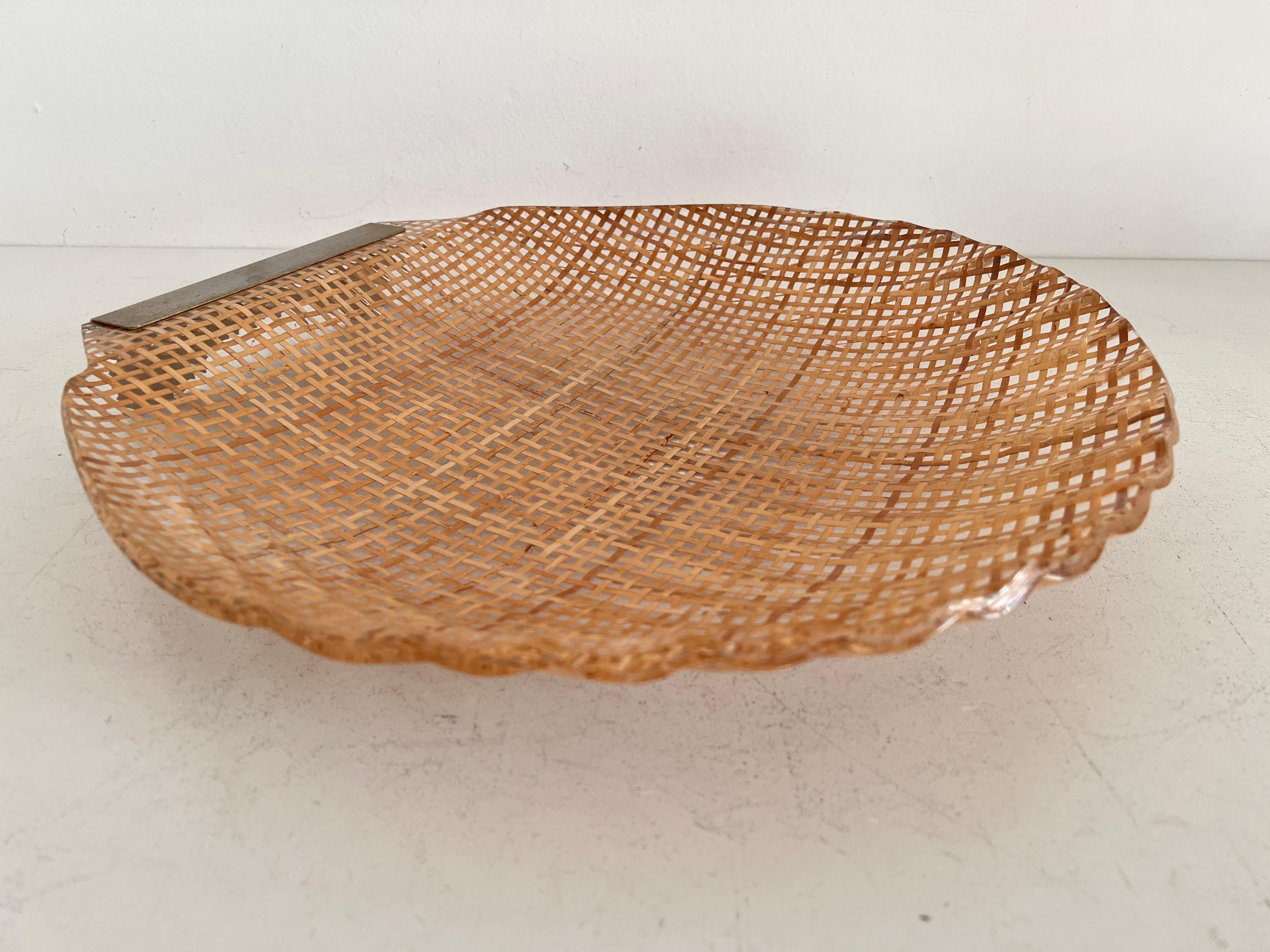 Italian MidCentury Serving Tray in Lucite, Rattan and Brass in Shell Shape, 1970 For Sale 4