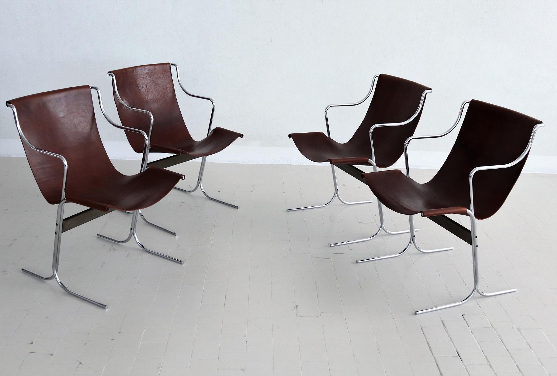 Ensemble de quatre chaises de salon conçues par Ross Littell et fabriquées par ICF De Padova, Milan (vers les années 1960).
Les chaises longues sont de style minimaliste. 
En très bon état vintage le cuir marron foncé fait à la main, tandis que