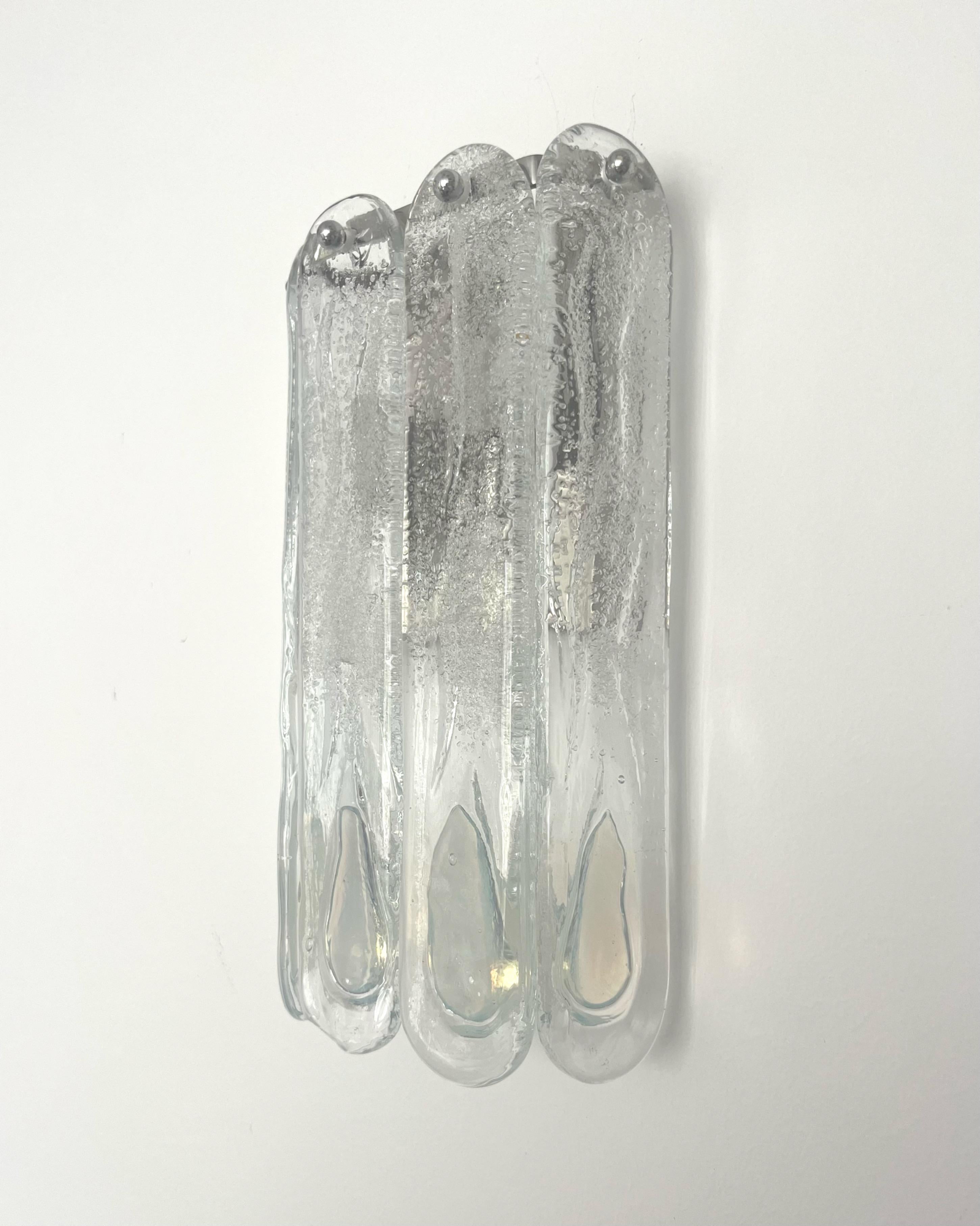 Splendido e bellissimo set di tre lampade da parete in vetro di Murano Iridescente Bianco Chiaro. Questi apparecchi sono stati progettati e prodotti negli anni '70 in Italia da Mazzega.
Mazzega si colloca nella nobile tradizione veneziana della