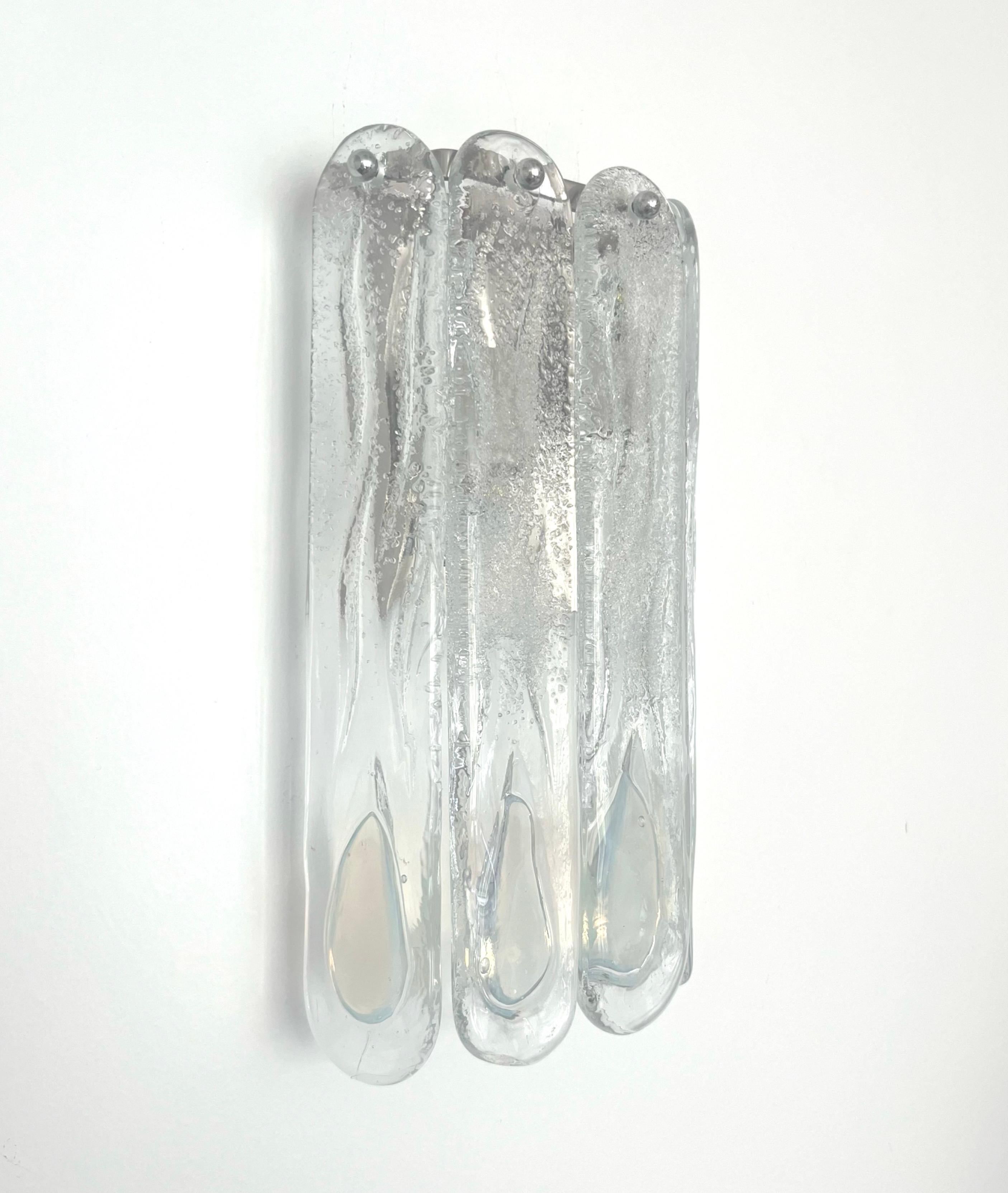 Italiano Set di tre lampade da parete in bianco iridescente di Mazzega, 1970 in vendita