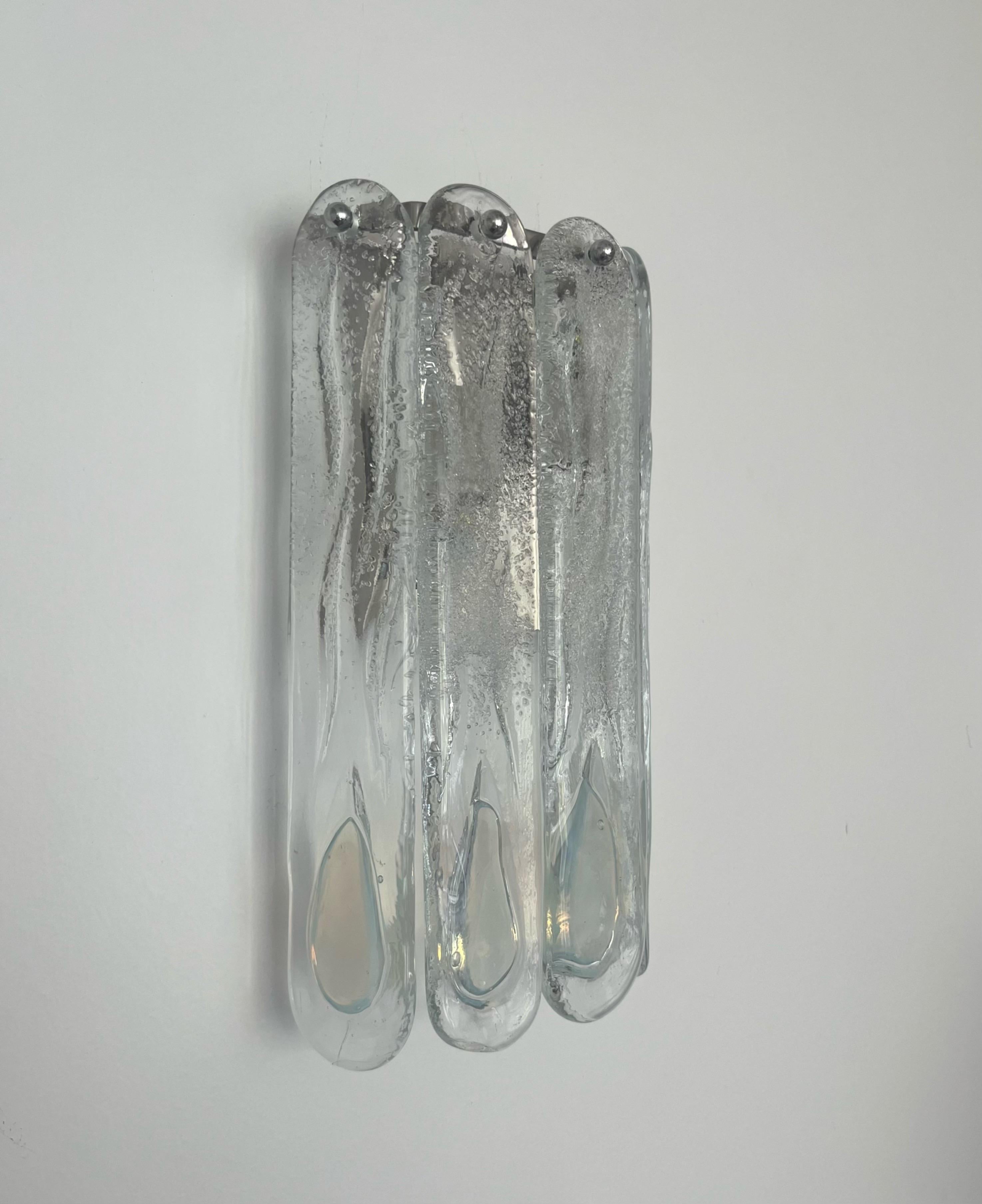Set di tre lampade da parete in bianco iridescente di Mazzega, 1970 in vendita 1