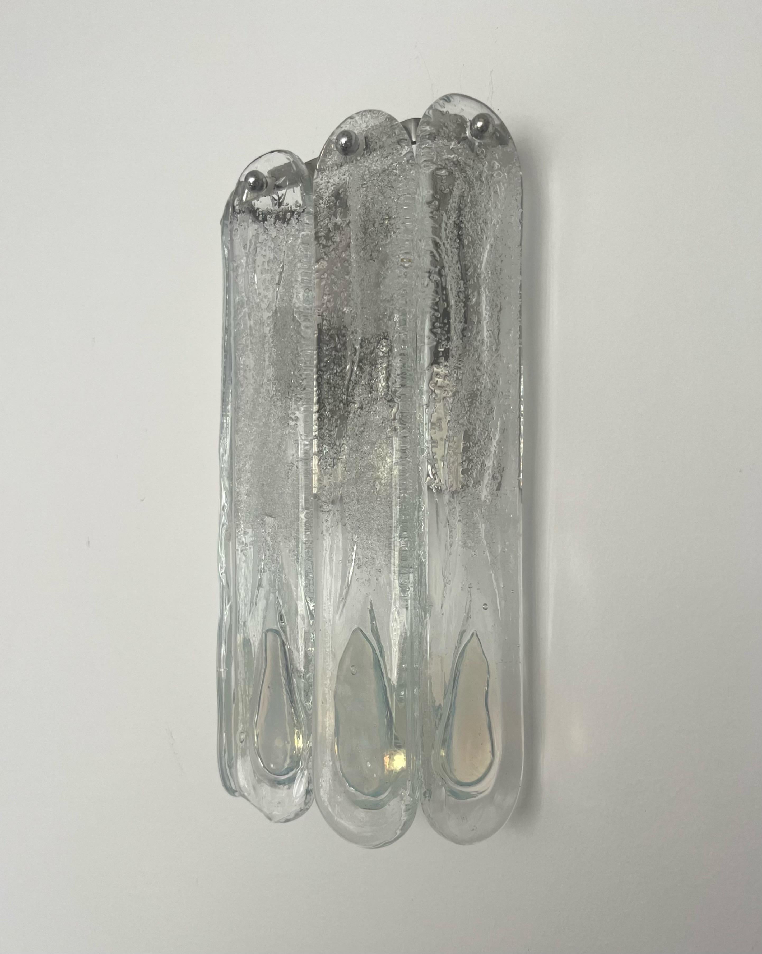 Set di tre lampade da parete in bianco iridescente di Mazzega, 1970 in vendita 2