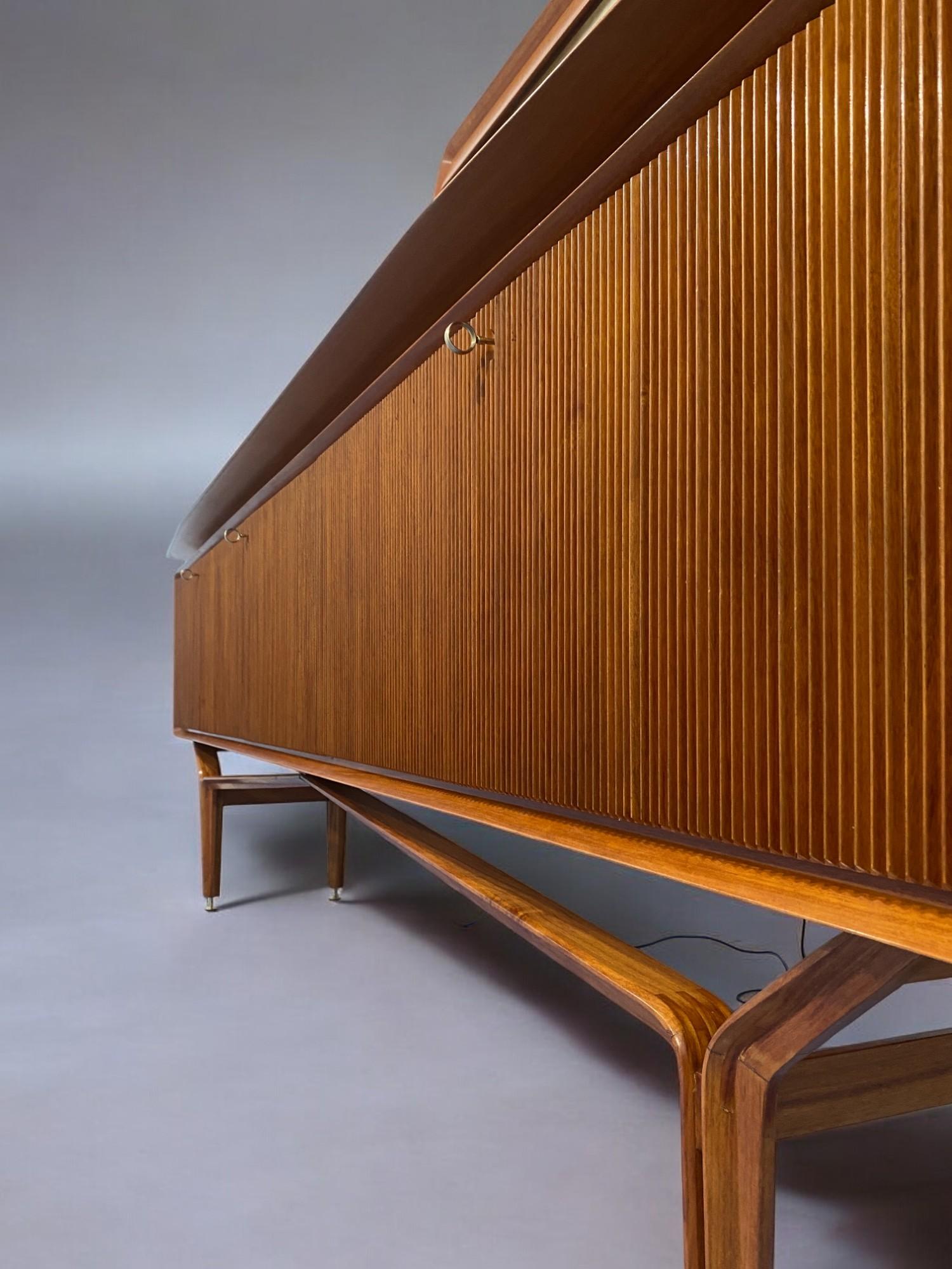 Credenza italiana del Medioevo del Consorzio Esposizione Mobili di Cantù, anni '1960 in vendita 4