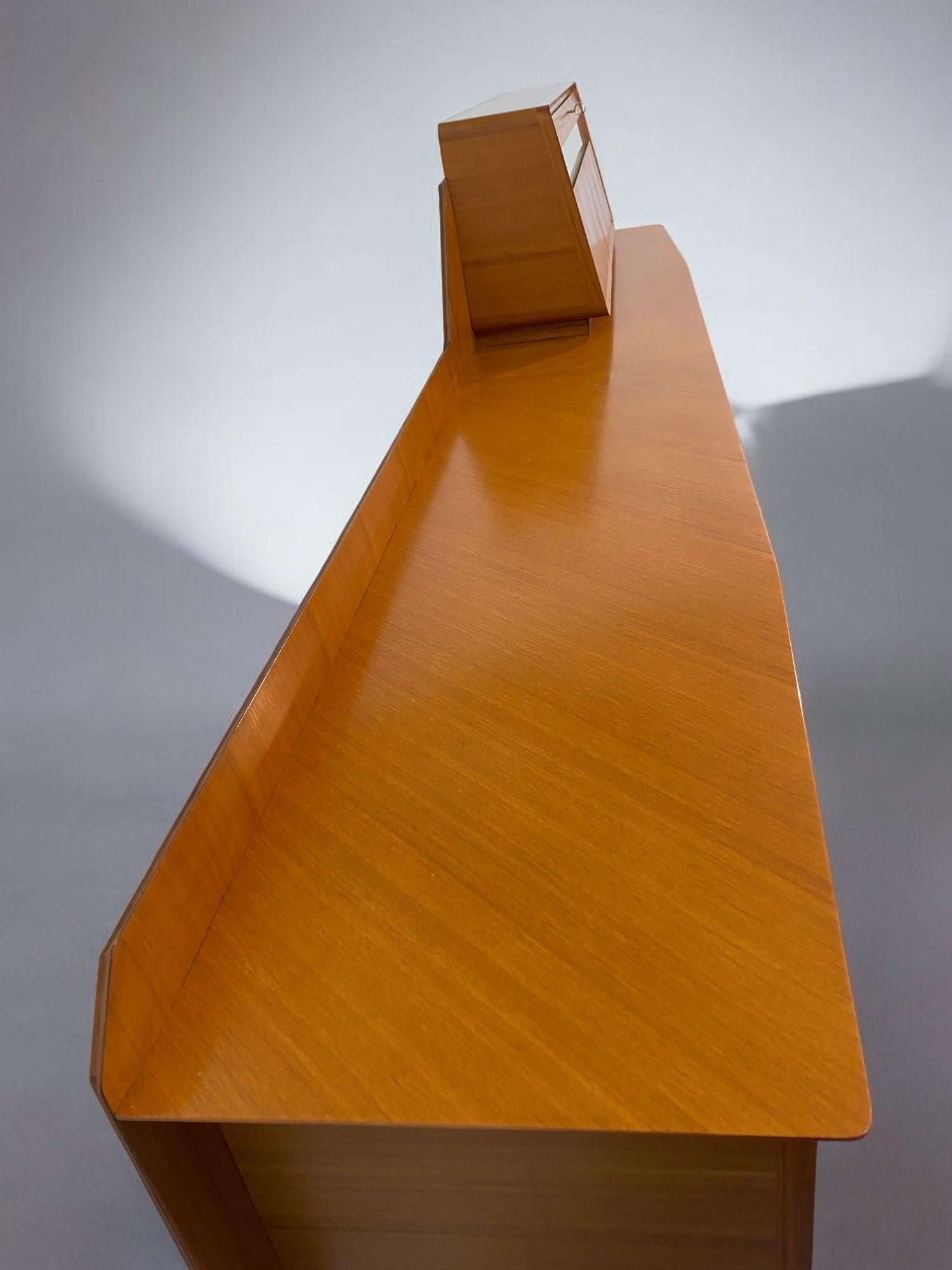 Credenza italiana del Medioevo del Consorzio Esposizione Mobili di Cantù, anni '1960 in vendita 5