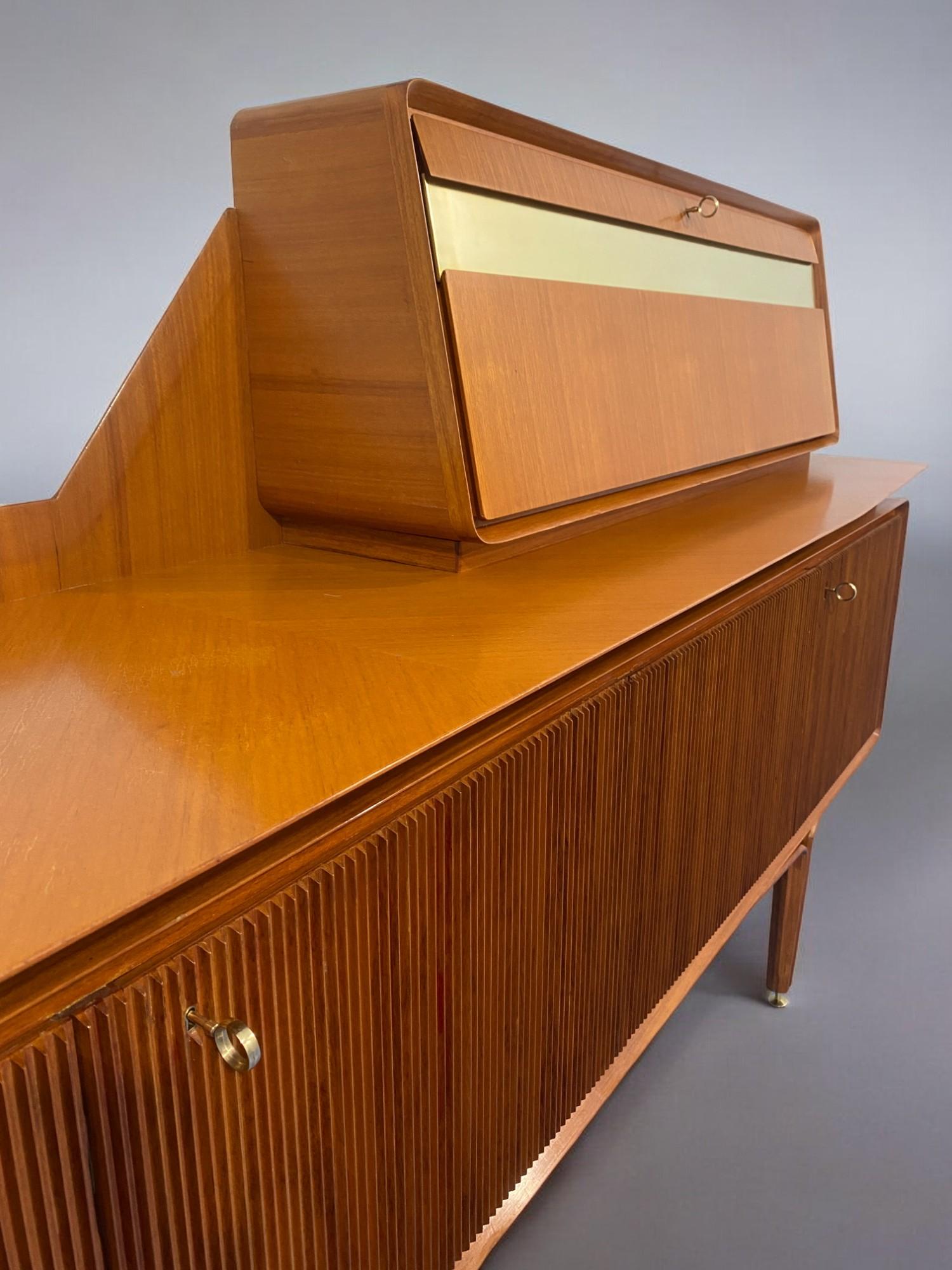 Credenza italiana del Medioevo del Consorzio Esposizione Mobili di Cantù, anni '1960 in vendita 6