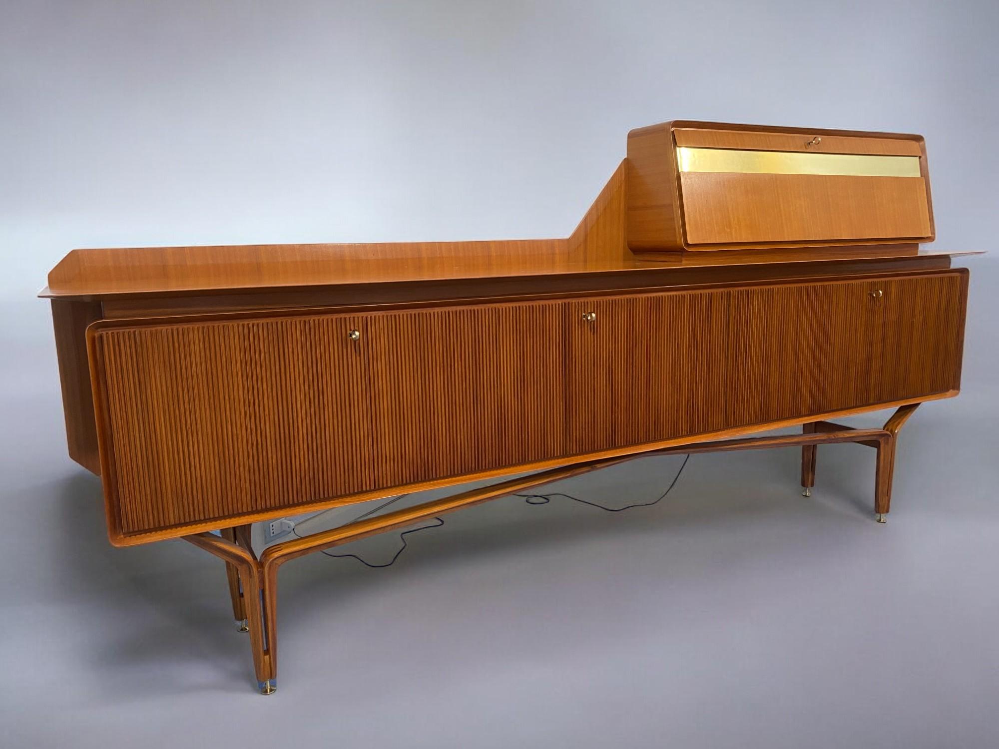 Credenza italiana del Medioevo del Consorzio Esposizione Mobili di Cantù, anni '1960 in vendita 7