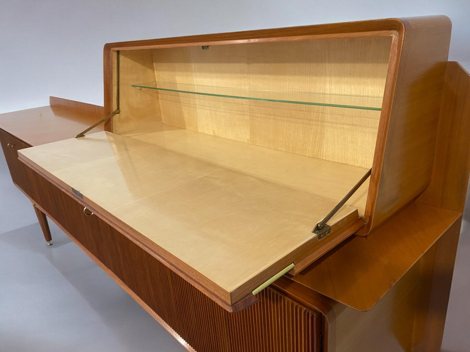 Credenza italiana del Medioevo del Consorzio Esposizione Mobili di Cantù, anni '1960 in vendita 8