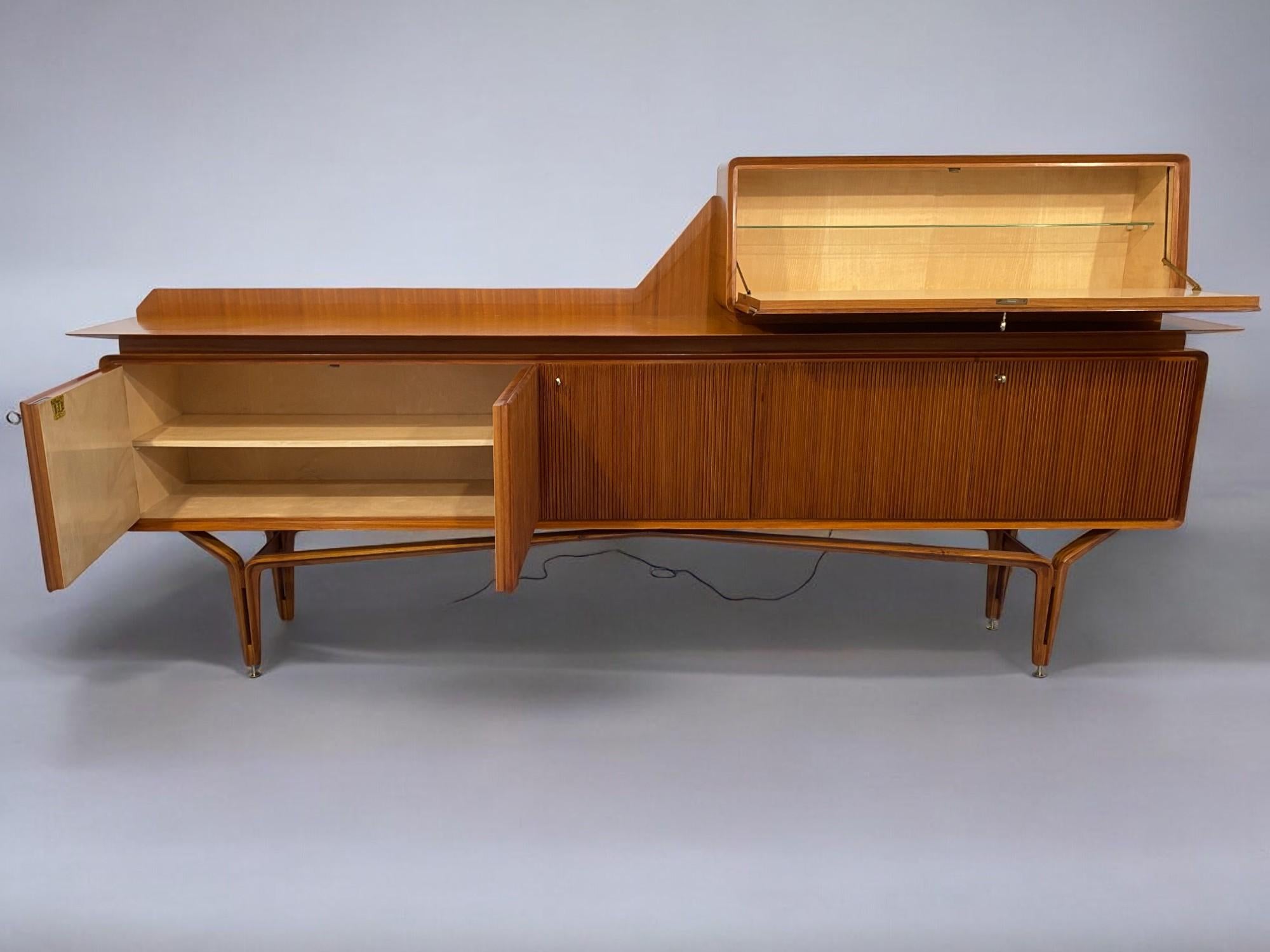 Credenza italiana del Medioevo del Consorzio Esposizione Mobili di Cantù, anni '1960 in vendita 9