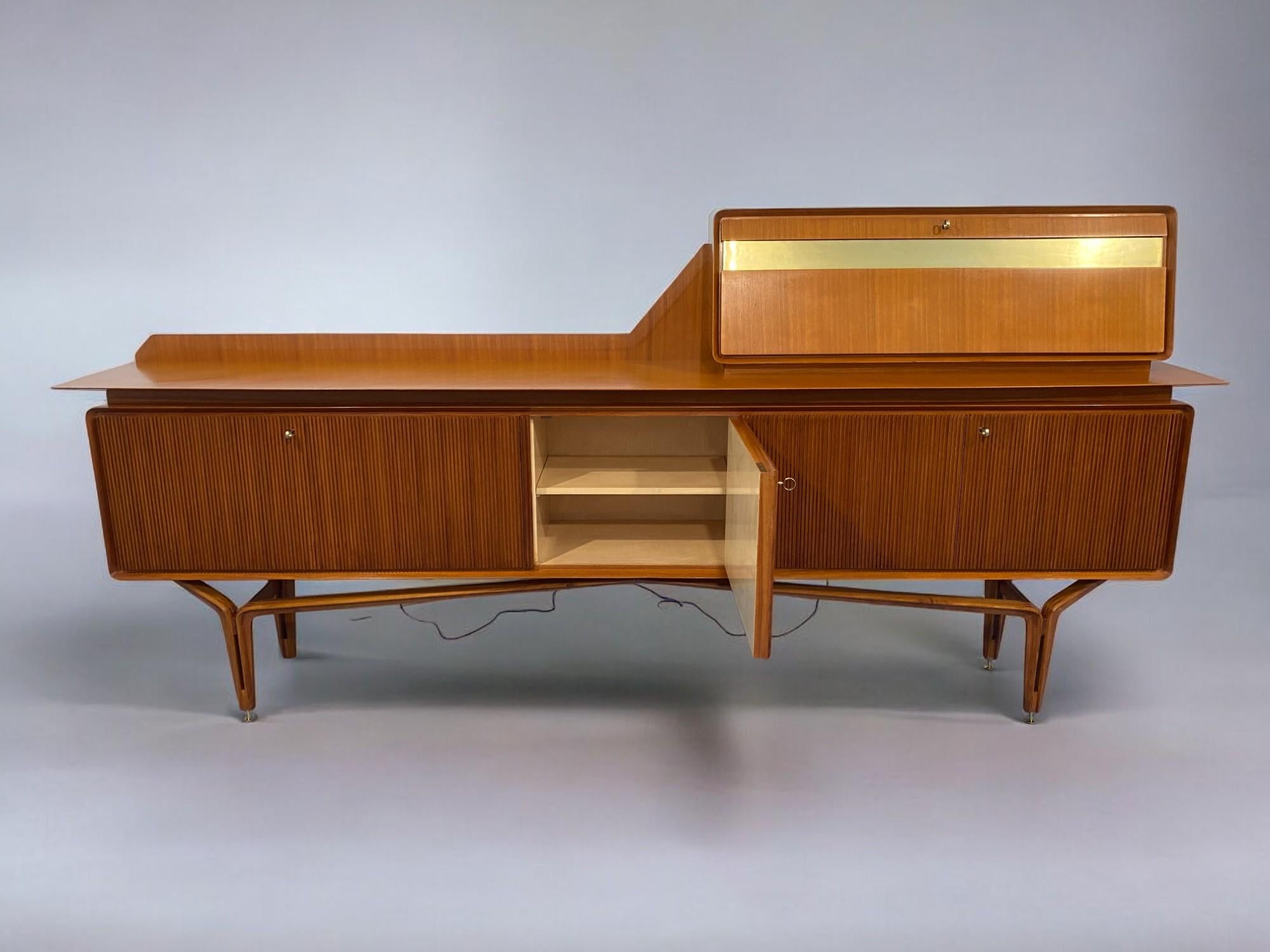 Credenza italiana del Medioevo del Consorzio Esposizione Mobili di Cantù, anni '1960 in vendita 10