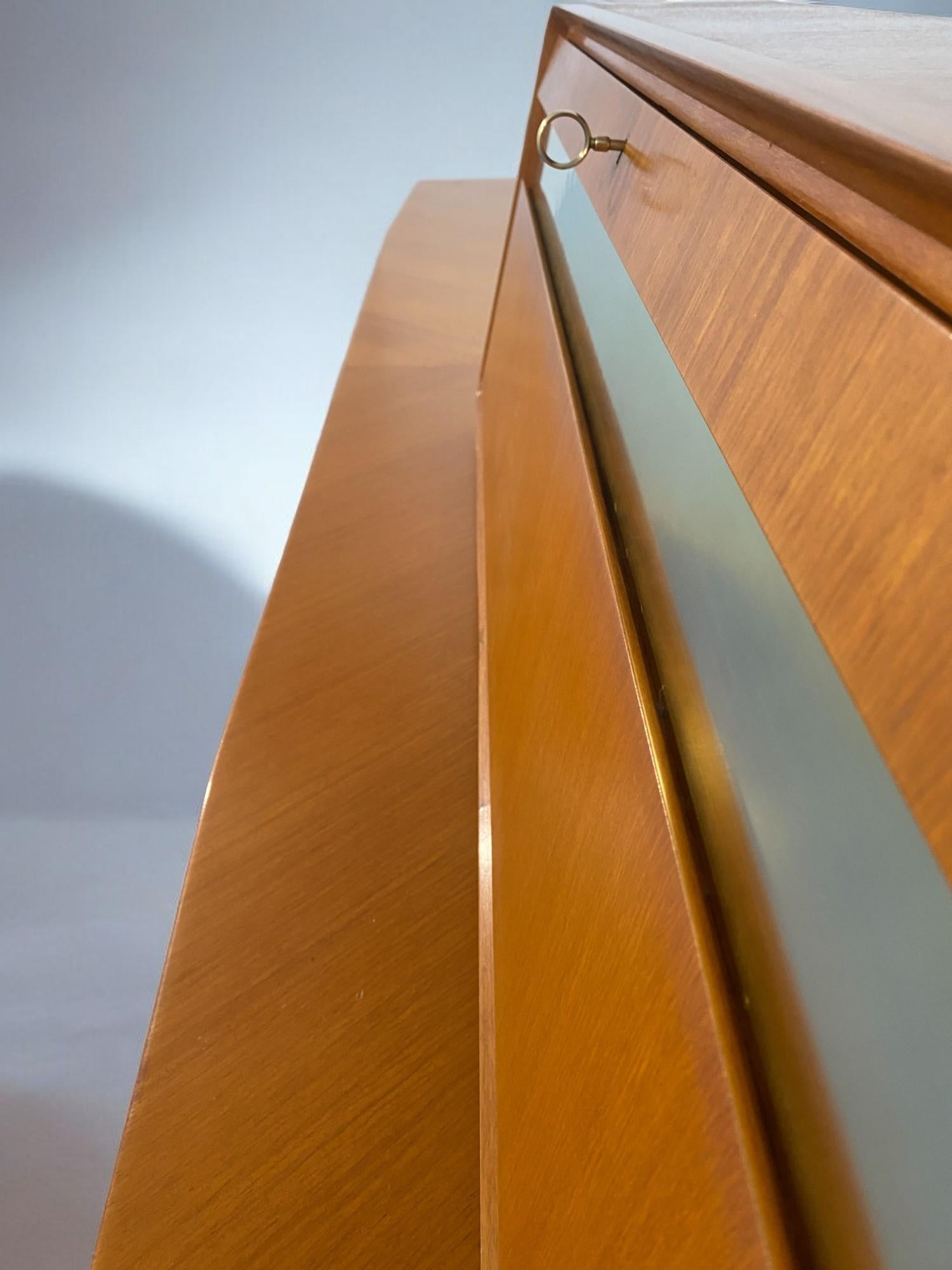 Credenza italiana del Medioevo del Consorzio Esposizione Mobili di Cantù, anni '1960 in vendita 12