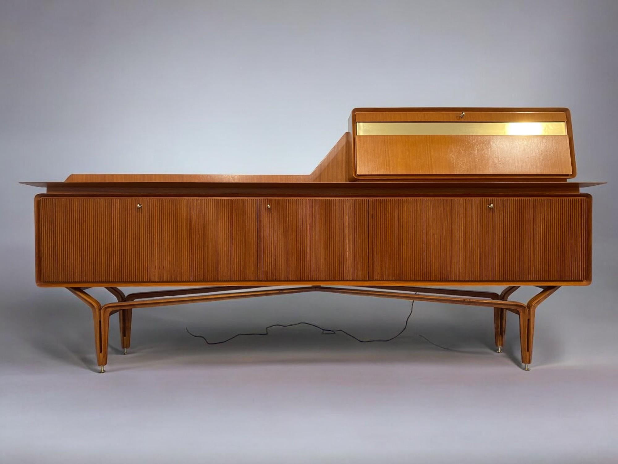 Credenza italiana del Medioevo del Consorzio Esposizione Mobili di Cantù, anni '1960 In condizioni buone in vendita a Traversetolo, IT