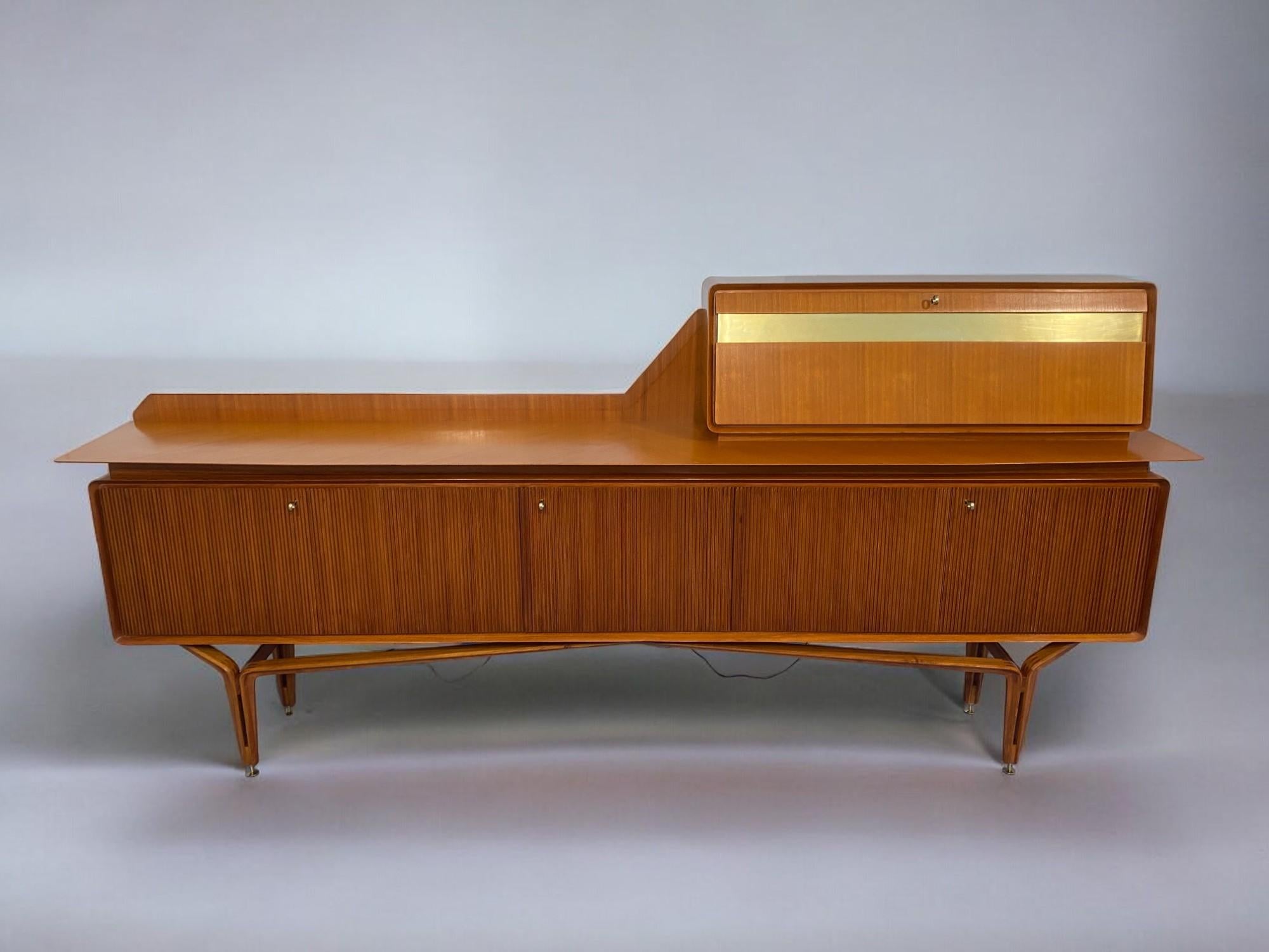 Metà XX secolo Credenza italiana del Medioevo del Consorzio Esposizione Mobili di Cantù, anni '1960 in vendita