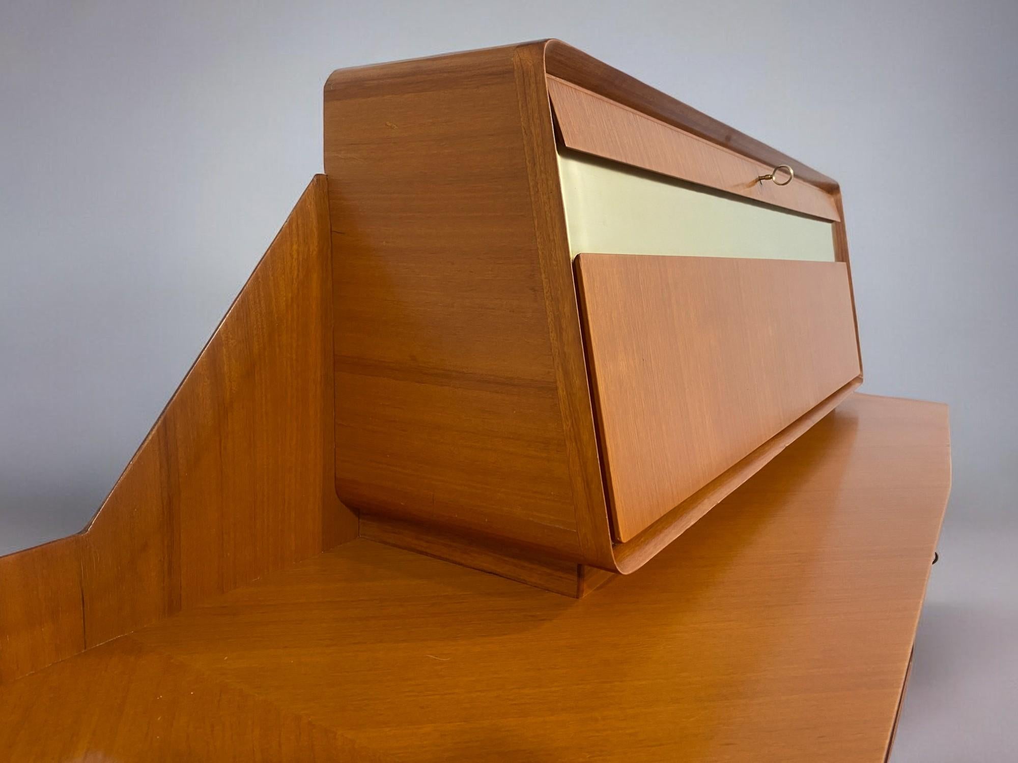 Credenza italiana del Medioevo del Consorzio Esposizione Mobili di Cantù, anni '1960 in vendita 1