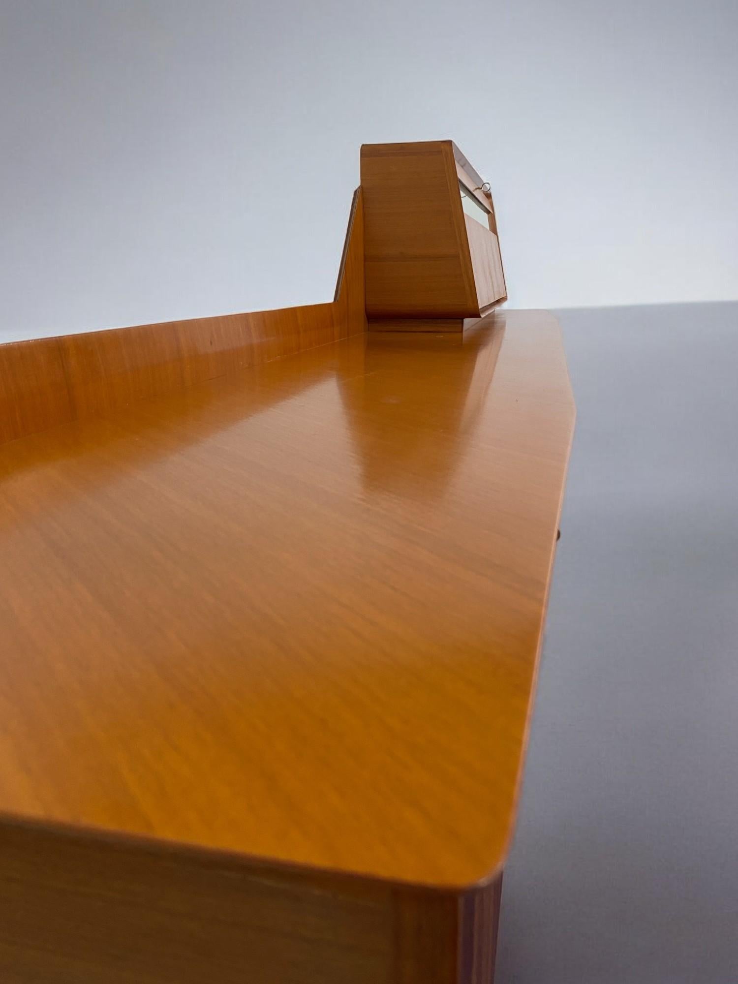 Credenza italiana del Medioevo del Consorzio Esposizione Mobili di Cantù, anni '1960 in vendita 2