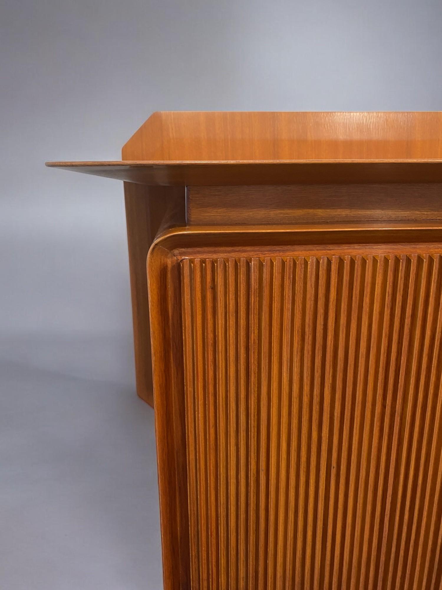 Credenza italiana del Medioevo del Consorzio Esposizione Mobili di Cantù, anni '1960 in vendita 3