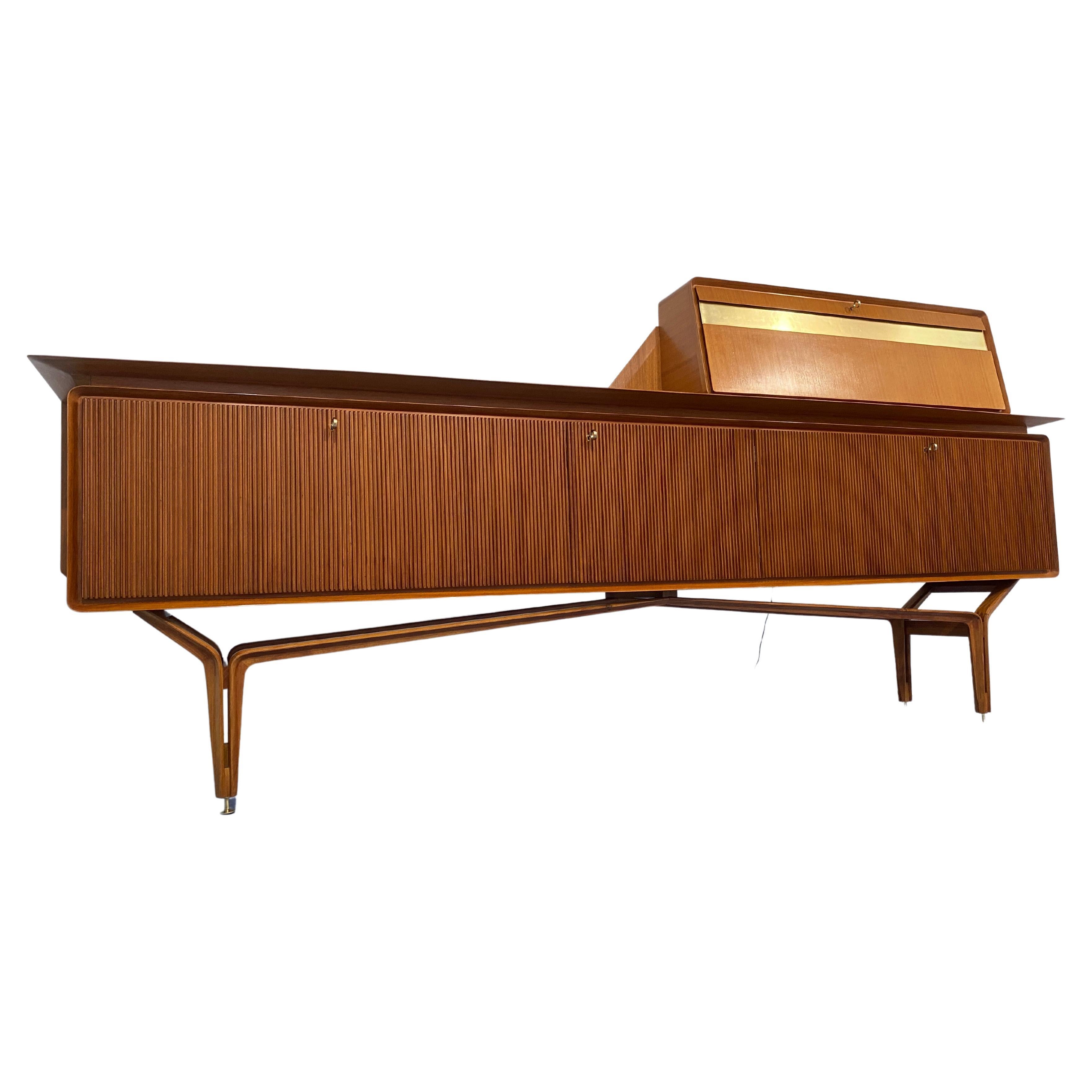 Questa magnifica credenza italiana degli anni '60 è uno splendido esempio dell'eccezionale artigianato prodotto dal Consorzio Esposizione Mobili Cantu'. Fondato nel 1949, il consorzio aveva l'obiettivo di riunire il meglio della produzione di mobili