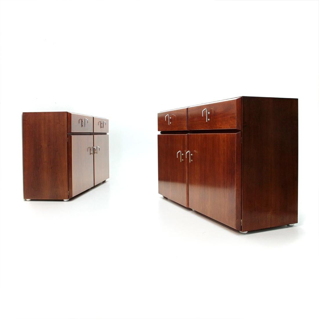 Beliefs produced by Saporiti in the 70s on a design by Vittorio Introini.
Two modules with veneered wood structure.
Drawers in the upper part and storage compartment with doors and internal shelf.
Front edges of drawers and doors cut on