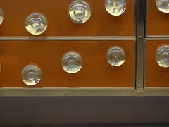 Italienisches MidCentury Sideboard aus braunem Muranoglas und Messing mit 28 Juwelen, 2020