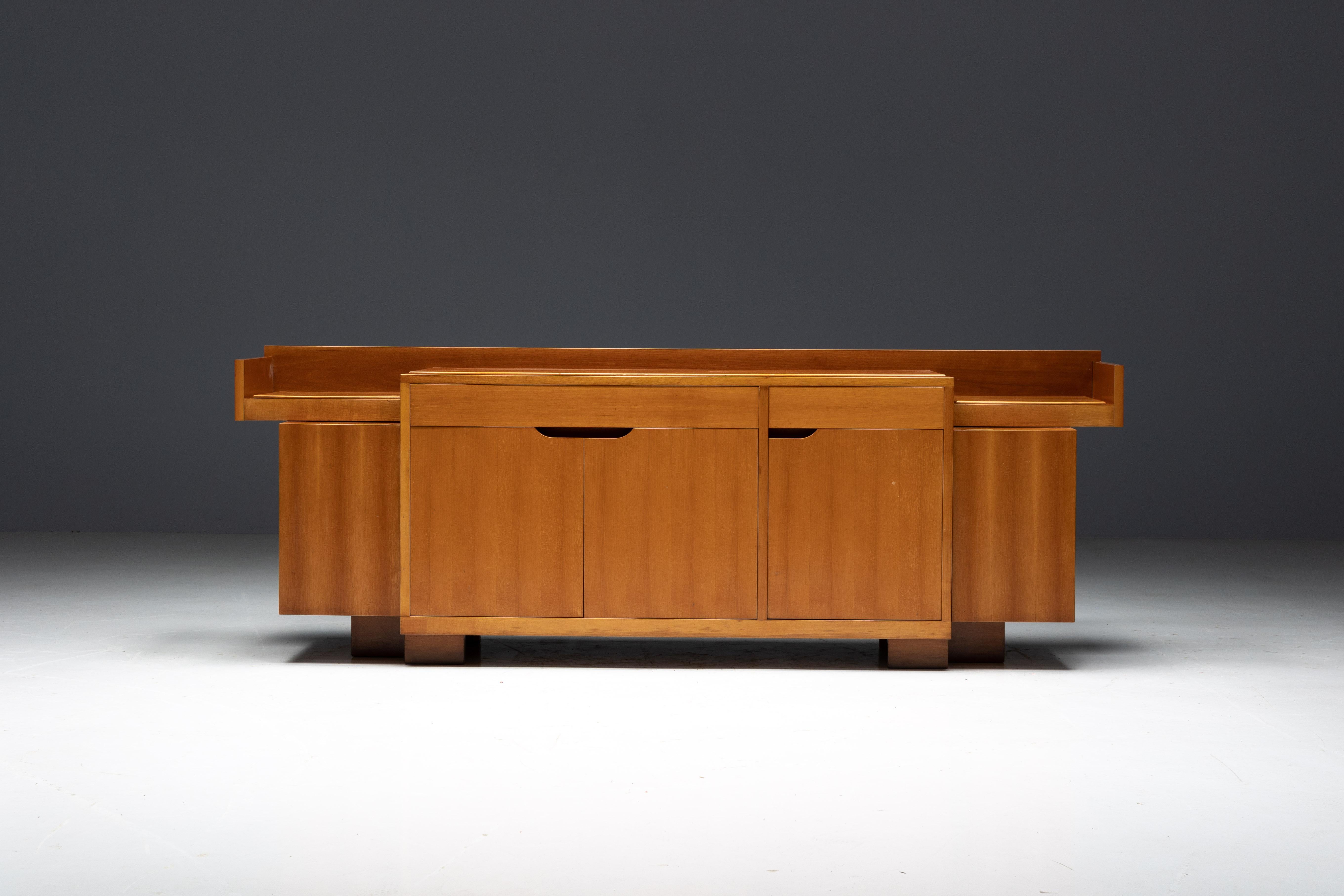 Aparador italiano de mediados del siglo XX, fabricado en madera noble y con un interior espacioso con varios compartimentos, estantes y cajones, perfecto para todas tus necesidades de almacenamiento. Su diseño lúdico ofrece diferentes alturas y