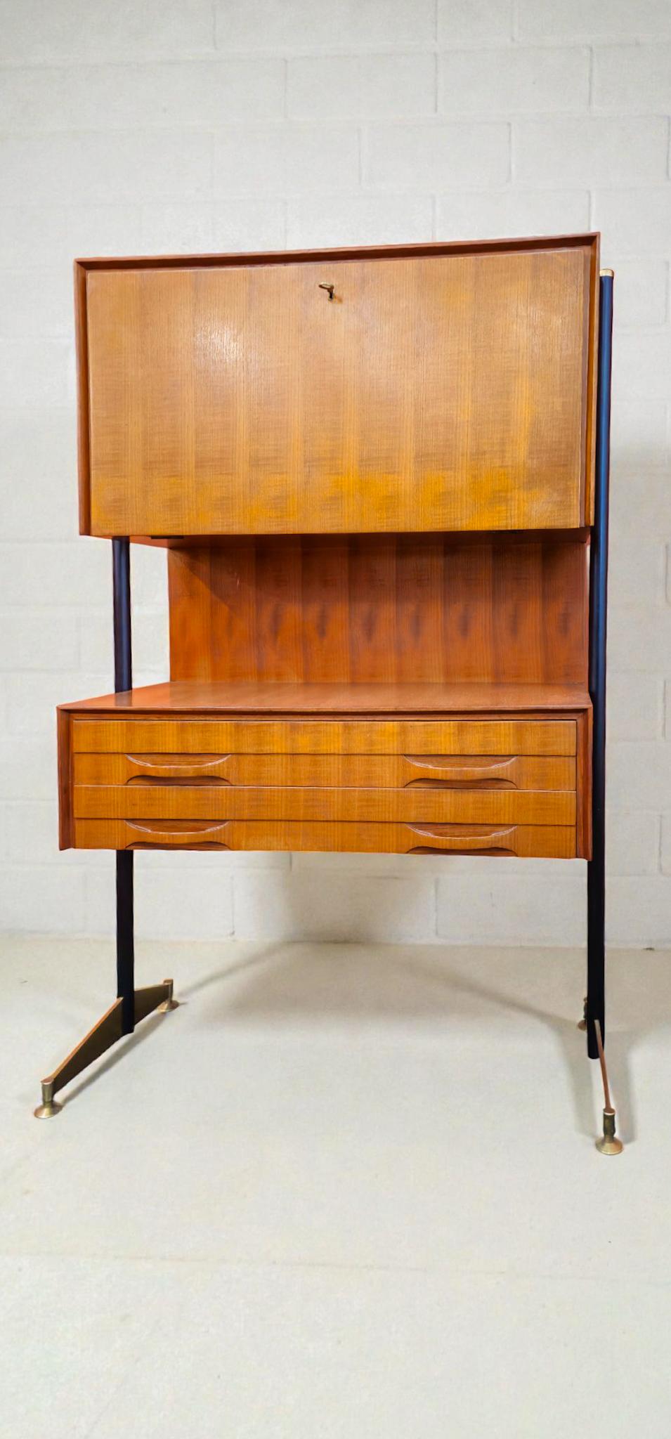 Questo elegante pezzo è un mobile o scrivania da bar italiano in stile Mid-Century Modern (spesso indicato come mobile da bar o secrétaire in italiano) che risale agli anni '50.

Presenta diverse caratteristiche tipiche del design italiano di alta