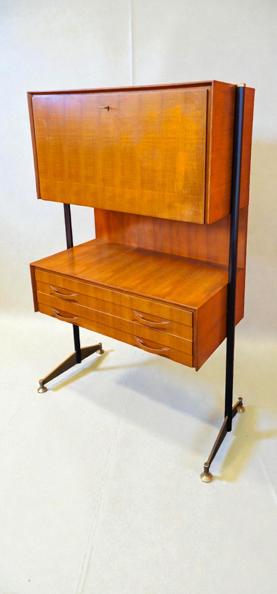 Italiano Credenza o mobile bar del Medioevo italiano in stile Ignazio Gardella, 1958 in vendita