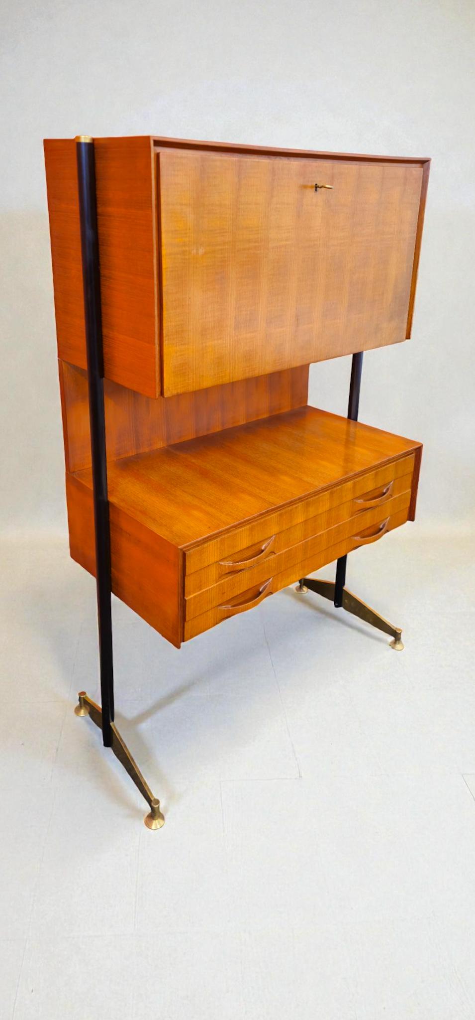 Impiallacciato Credenza o mobile bar del Medioevo italiano in stile Ignazio Gardella, 1958 in vendita