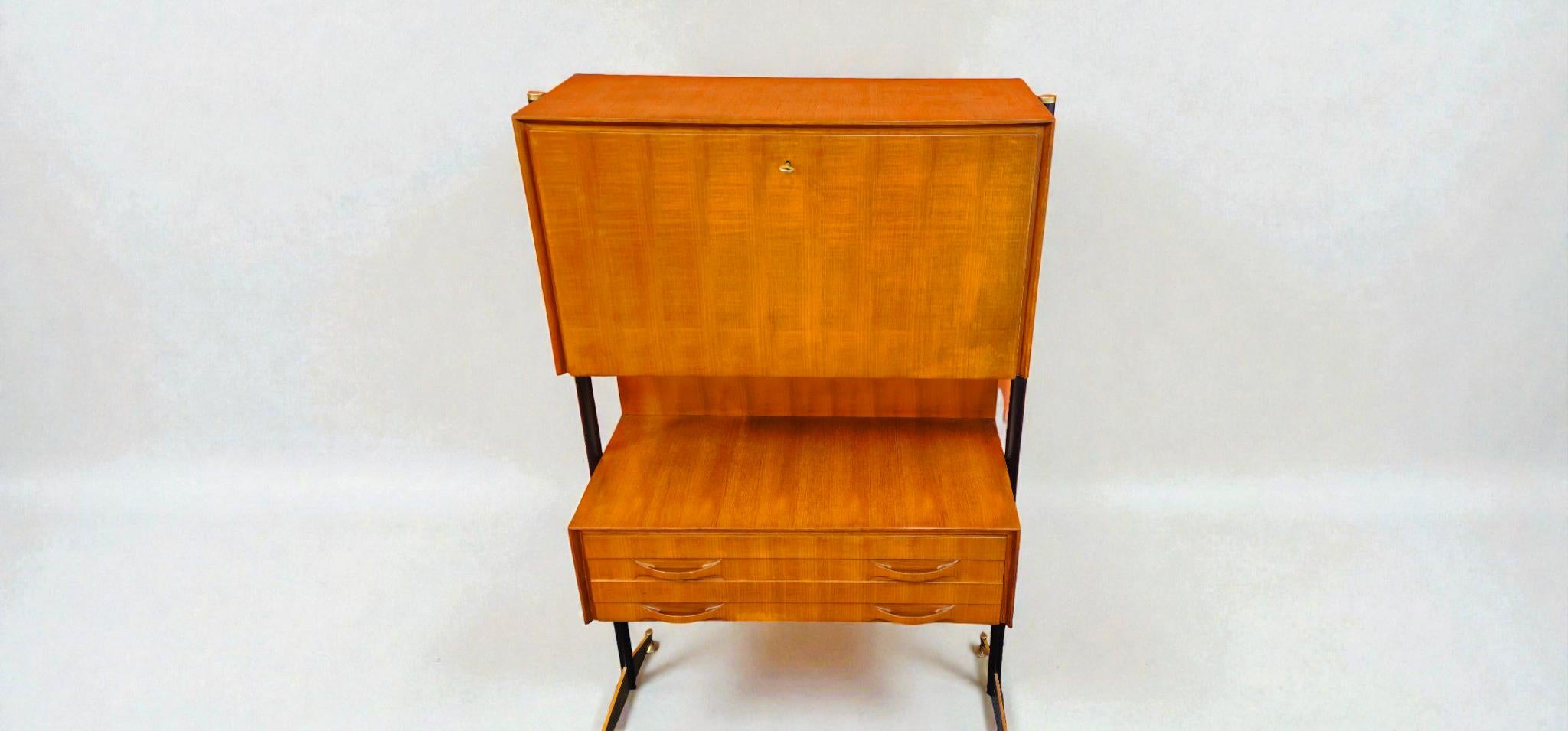 Metà XX secolo Credenza o mobile bar del Medioevo italiano in stile Ignazio Gardella, 1958 in vendita