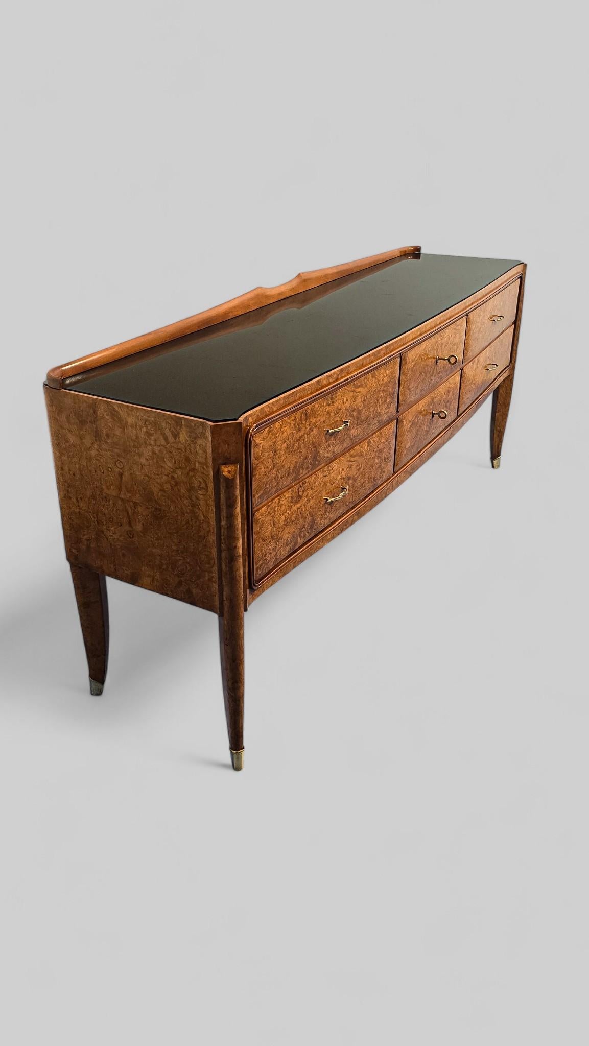 Buffet ou commode italienne du milieu du siècle attribué à Paolo Buffa. en vente 3