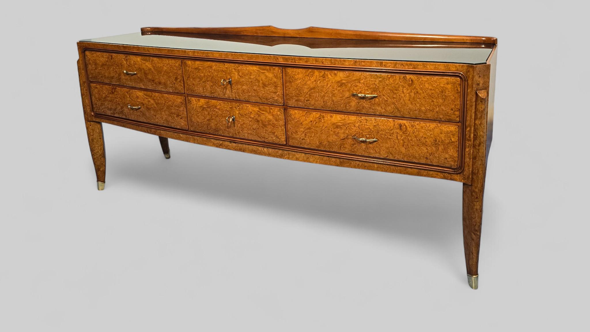 Buffet ou commode italienne du milieu du siècle attribué à Paolo Buffa. en vente 4