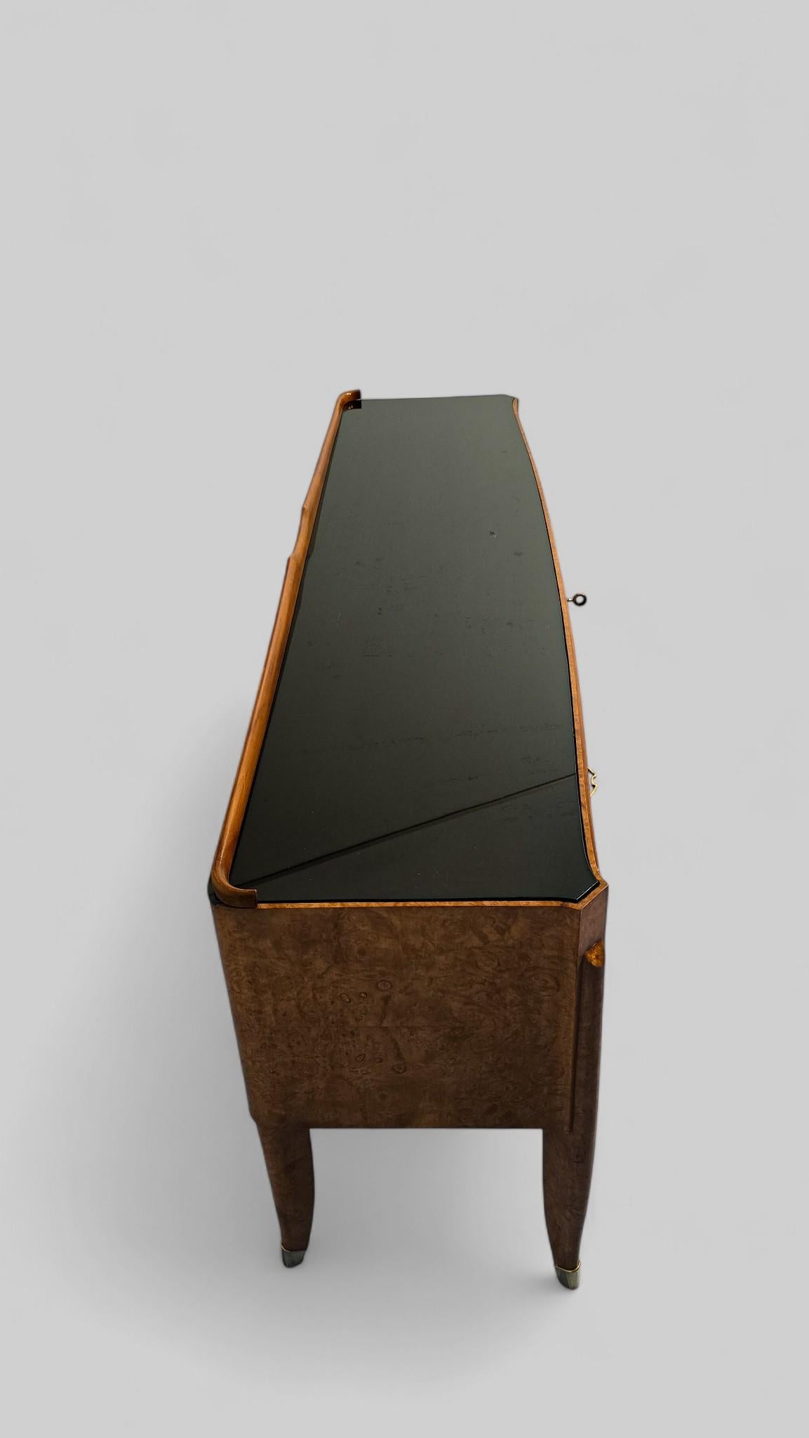 Buffet ou commode italienne du milieu du siècle attribué à Paolo Buffa. en vente 8