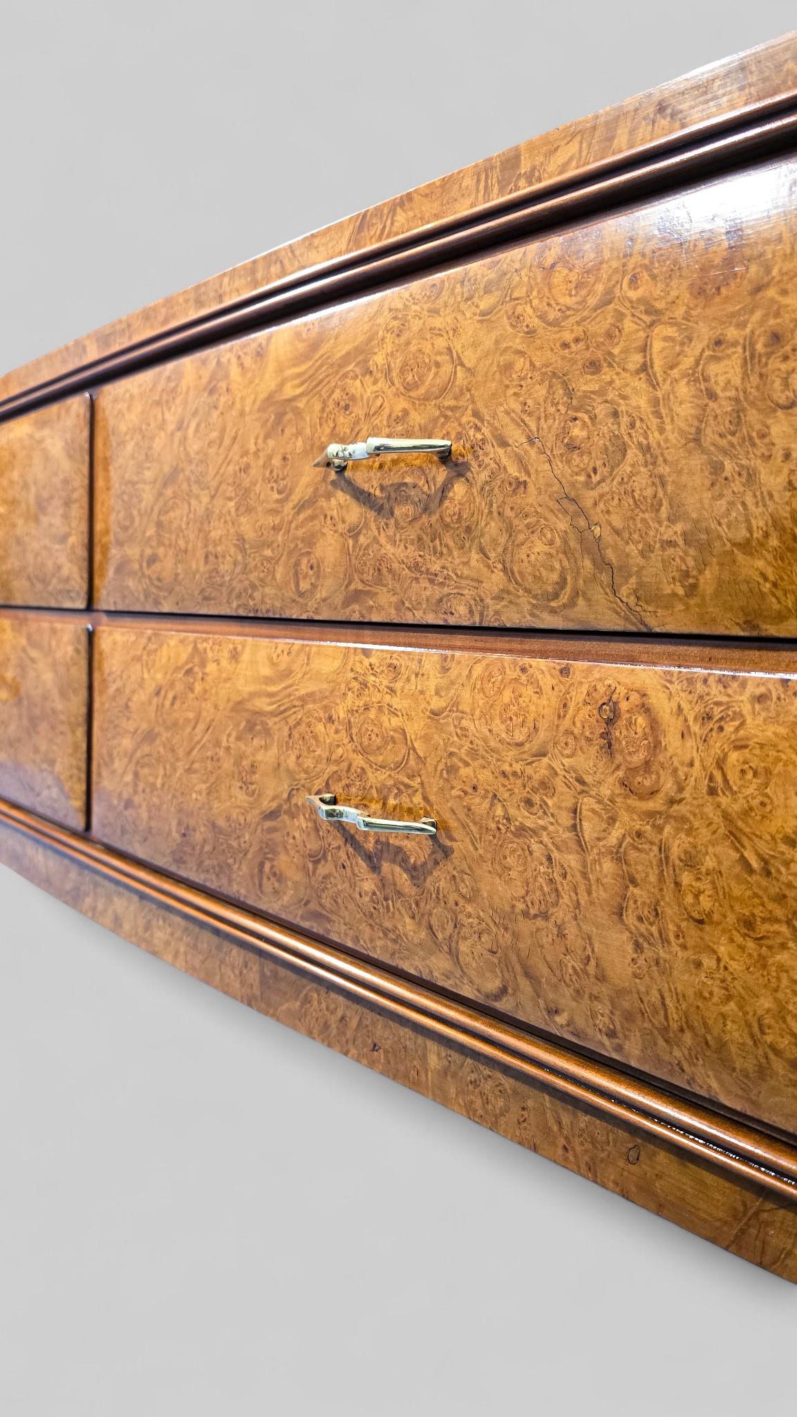 Buffet ou commode italienne du milieu du siècle attribué à Paolo Buffa. en vente 10