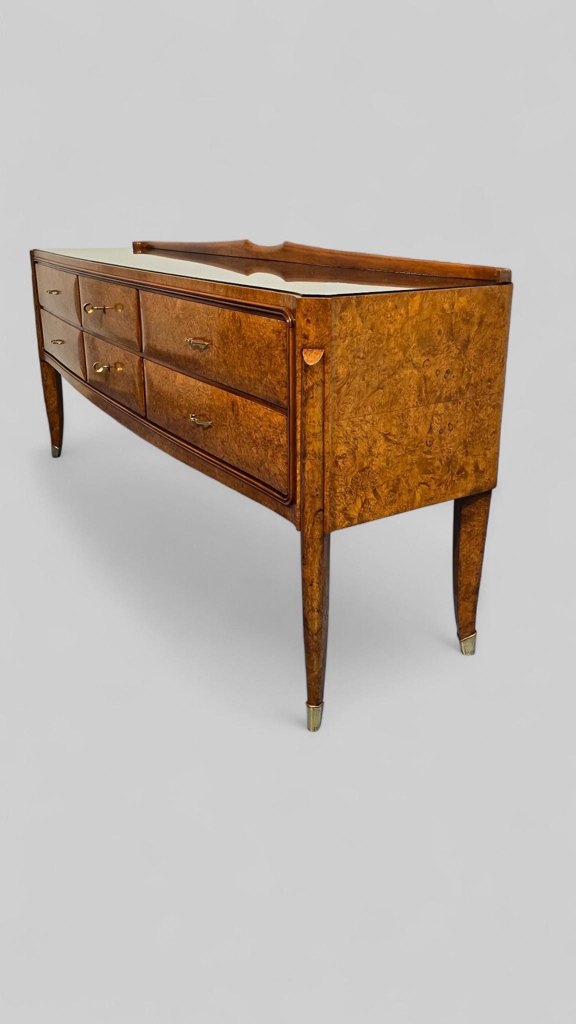 Mid-Century Modern Buffet ou commode italienne du milieu du siècle attribué à Paolo Buffa. en vente