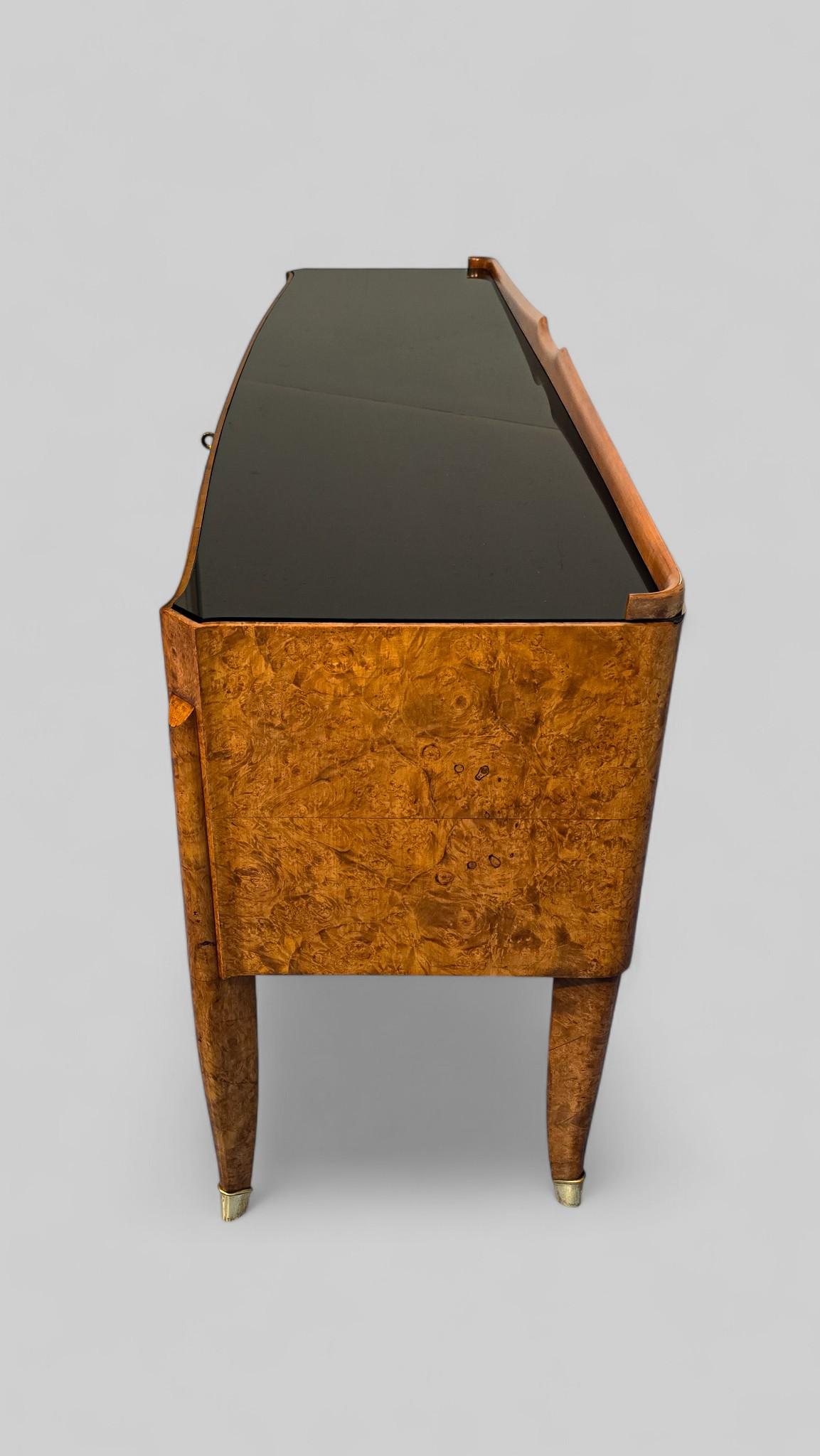 Placage Buffet ou commode italienne du milieu du siècle attribué à Paolo Buffa. en vente