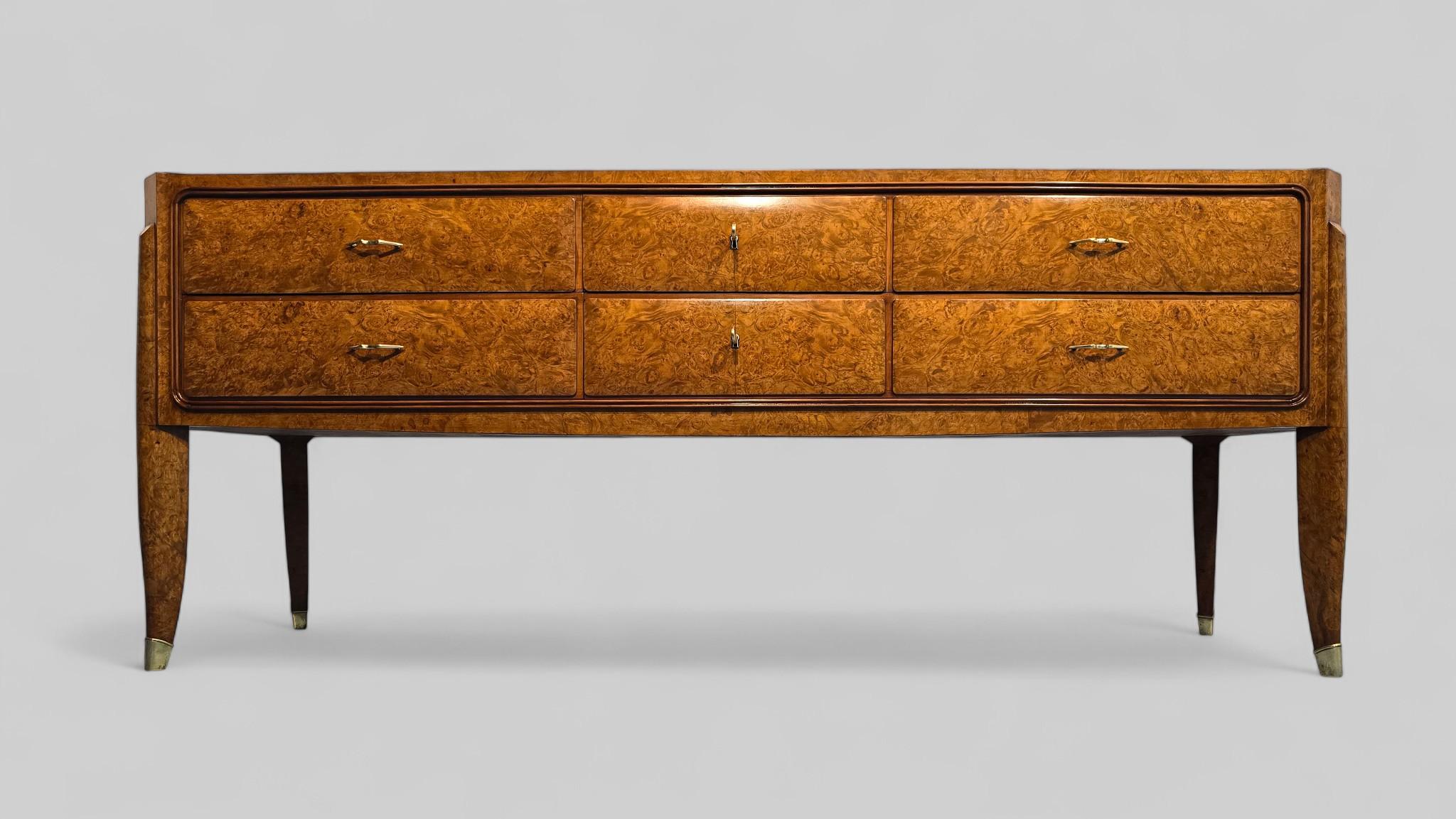 Laiton Buffet ou commode italienne du milieu du siècle attribué à Paolo Buffa. en vente
